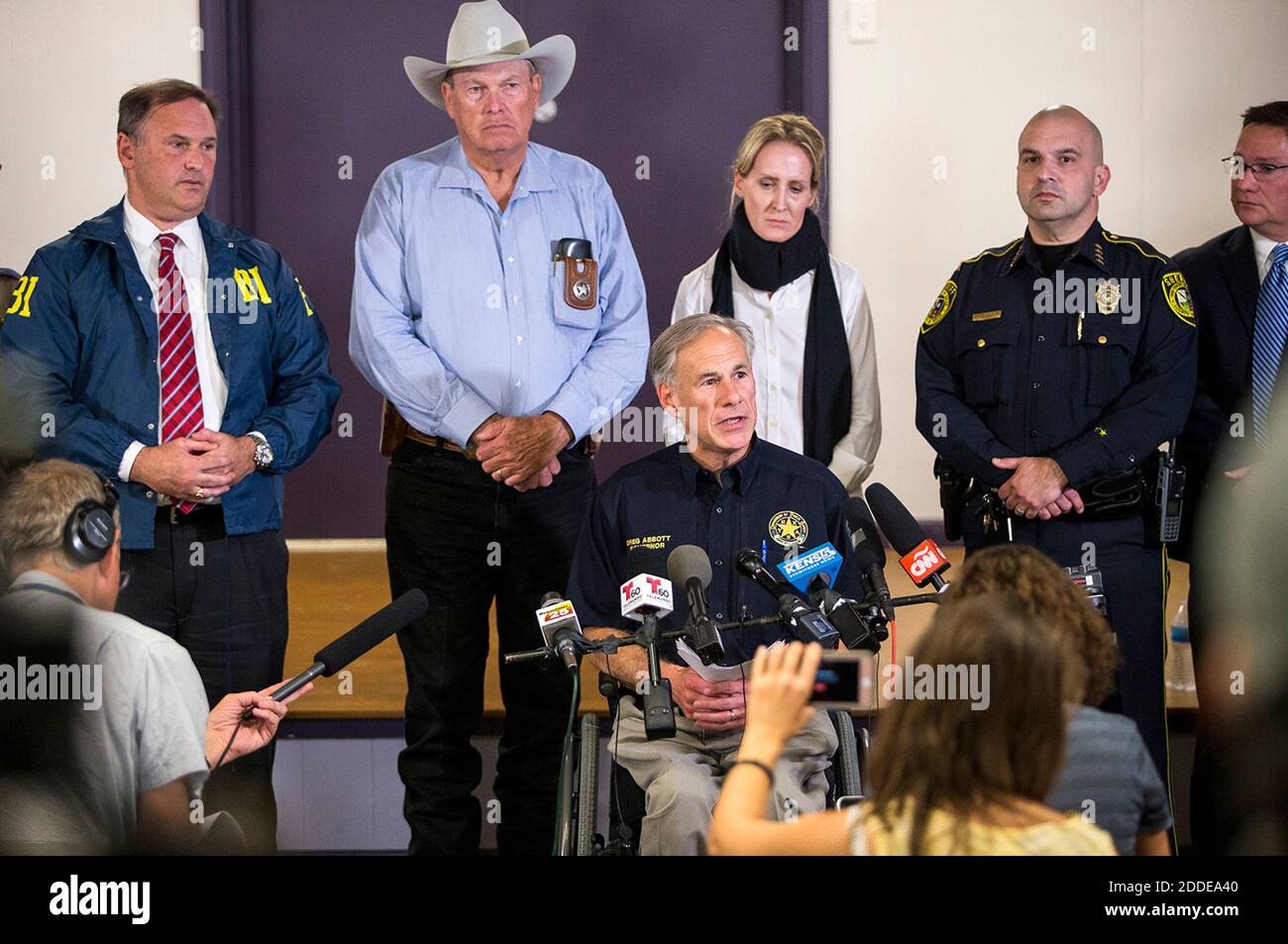 KEIN FILM, KEIN VIDEO, KEIN FERNSEHEN, KEIN DOKUMENTARFILM - TEXAS GOV. Greg Abbott spricht bei einer Pressekonferenz in Stockdale, Texas, am Sonntag, den 5. November 2017, Medienvertreter über die Massenerschießungen in der First Baptist Church an. Abbott bestätigte, dass bei den Dreharbeiten 26 Menschen starben, die meisten in der heutigen Geschichte von Texas. Der texanische Schütze Devin Kelleys Schwiegereltern besuchte die Kirche, in der er erschossen wurde, aber während des Nahkampfes nicht dort war. Foto von Nick Wagner/Austin American-Statesman/TNS/ABACAPRESS.COM Stockfoto