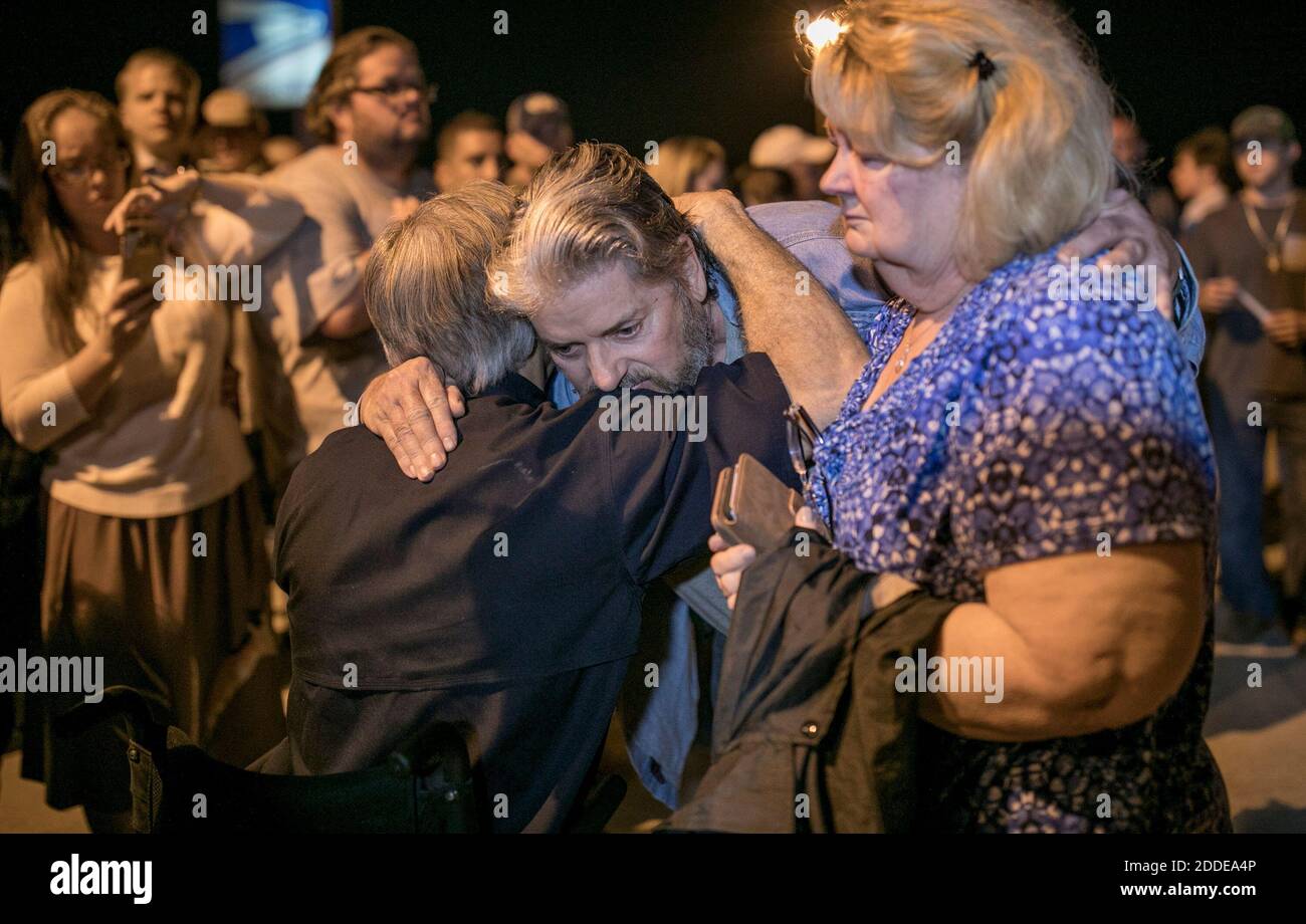 KEIN FILM, KEIN VIDEO, KEIN FERNSEHEN, KEIN DOKUMENTARFILM - TEXAS GOV. Greg Abbott tröstet Ted und Ann Montgomery, Mitglieder der First Baptist Church in Sutherland Springs, Texas, bei einer Mahnwache für die Opfer von Massenschießarbeiten in der Kirche am Sonntag, den 5. November 2017. Der texanische Schütze Devin Kelleys Schwiegereltern besuchte die Kirche, in der er erschossen wurde, aber während des Nahkampfes nicht dort war. Foto von Jay Janner/Austin American-Statesman/TNS/ABACAPRESS.COM Stockfoto