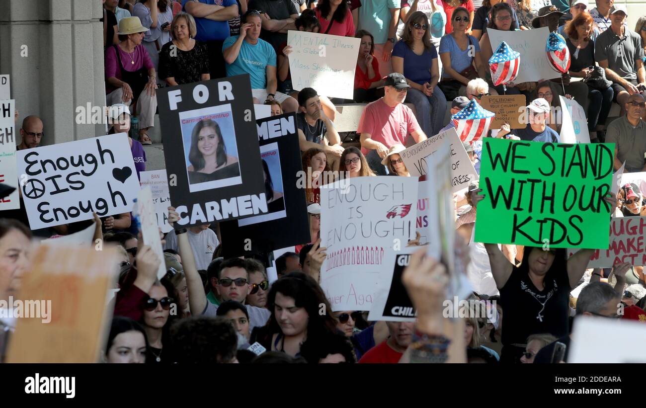 KEIN FILM, KEIN VIDEO, KEIN Fernsehen, KEINE DOKUMENTATION - Demonstranten nehmen am Samstag, 17. Februar 2018, an einer Kundgebung im Bundesgerichtshof in Fort Lauderdale, Florida Teil, um Maßnahmen der Regierung zu Feuerwaffen zu fordern. Ihr Aufruf zum Handeln ist eine Reaktion auf das Massaker an der Marjory Stoneman Douglas High School in Parkland, FL, USA. Foto von Mike Stocker/Sun Sentinel/TNS/ABACAPRESS.COM Stockfoto