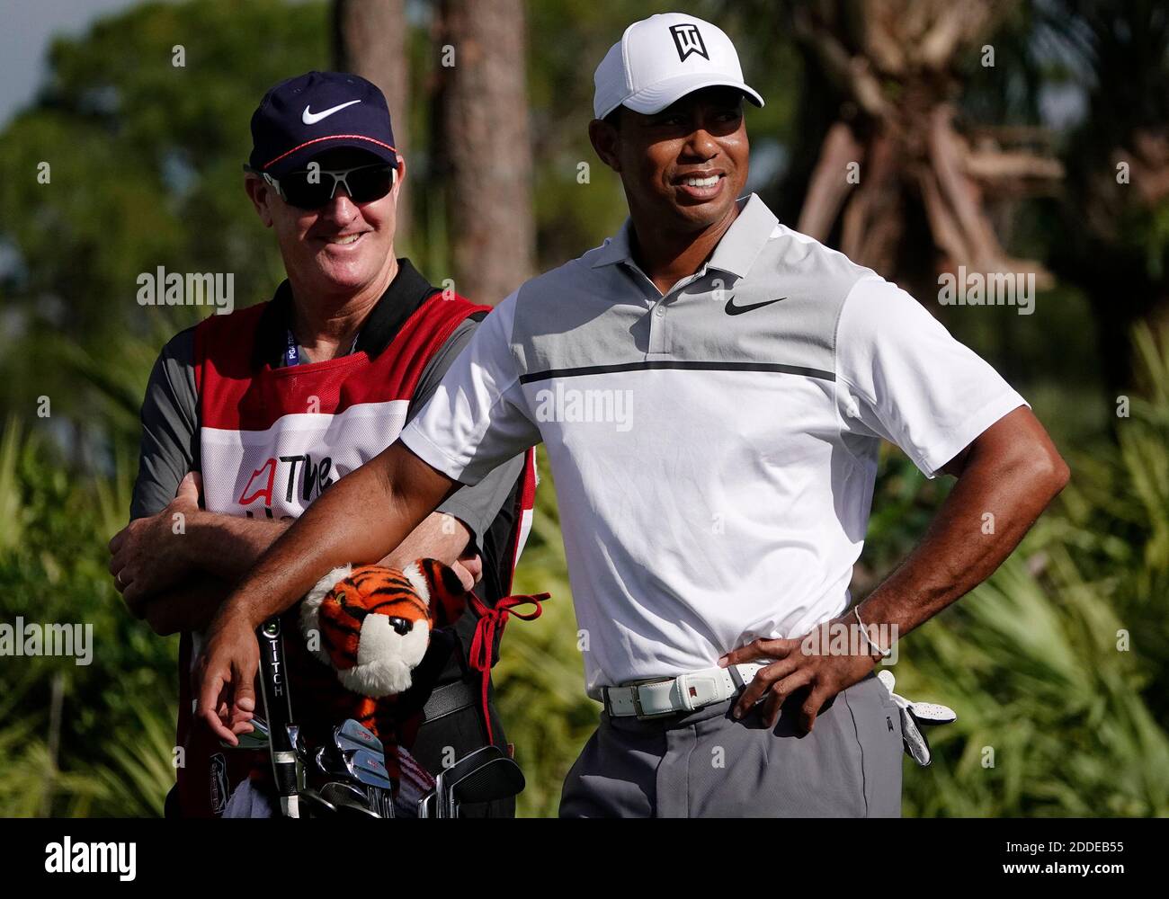 KEIN FILM, KEIN VIDEO, KEIN TV, KEIN DOKUMENTARFILM - Tiger Woods steht mit seinen Caddies Joe Lacava am Mittwoch, 21. Februar 2018 während der Pro-am-Runde des Honda Classic im PGA National in Palm Beach Gardens, FL, USA. Foto von Joe Cavaretta/Sun Sentinel/TNS/ABACAPRESS.COM Stockfoto