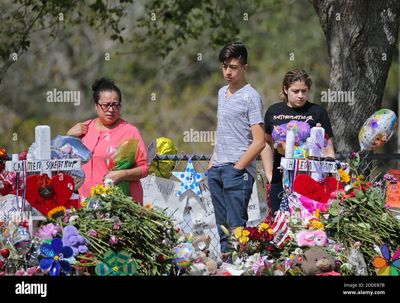 KEIN FILM, KEIN VIDEO, KEIN Fernsehen, KEIN DOKUMENTARFILM - Trauernde bringen Blumen, während sie an einem Denkmal für die Opfer der Dreharbeiten an der Marjory Stoneman Douglas High School am Sonntag, 25. Februar 2018, Während der offenen Tür kehrten Eltern und Schüler zum ersten Mal in die Schule zurück, da am 14. Februar 2018 17 Menschen bei einer Massenschießung in der Schule in Parkland getötet wurden. Foto von David Santiago/Miami Herald/TNS/ABACAPRESS.COM Stockfoto