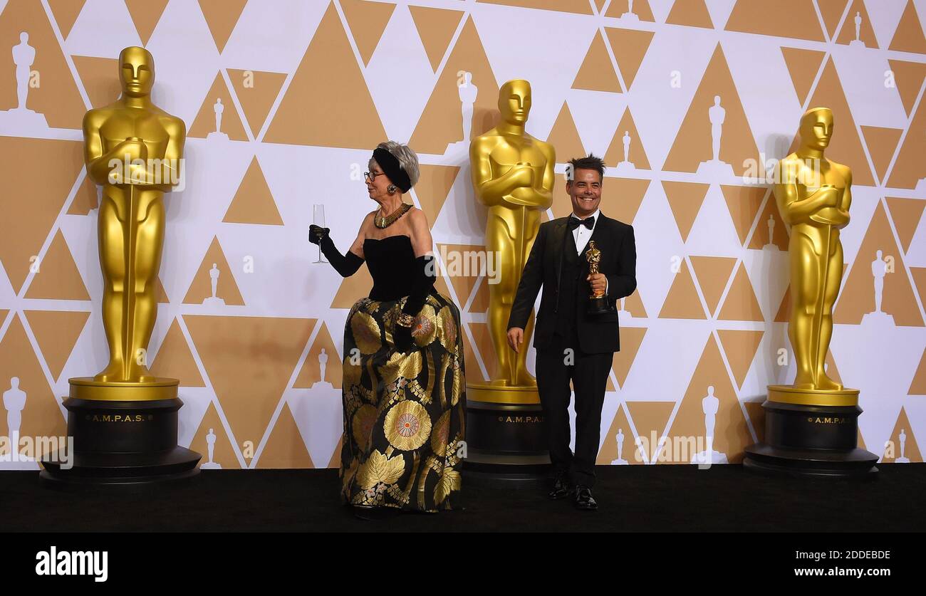 KEIN FILM, KEIN VIDEO, KEIN Fernsehen, KEIN DOKUMENTARFILM - fremdsprachiger Filmgewinner Sebastian Lelio und Moderatorin Rita Moreno backstage bei der 90. Oscar-Verleihung am Sonntag, 4. März 2018 in Hollywood, Los Angeles, CA, USA. Foto von Scott Varley/TNS/ABACAPRESS.COM Stockfoto