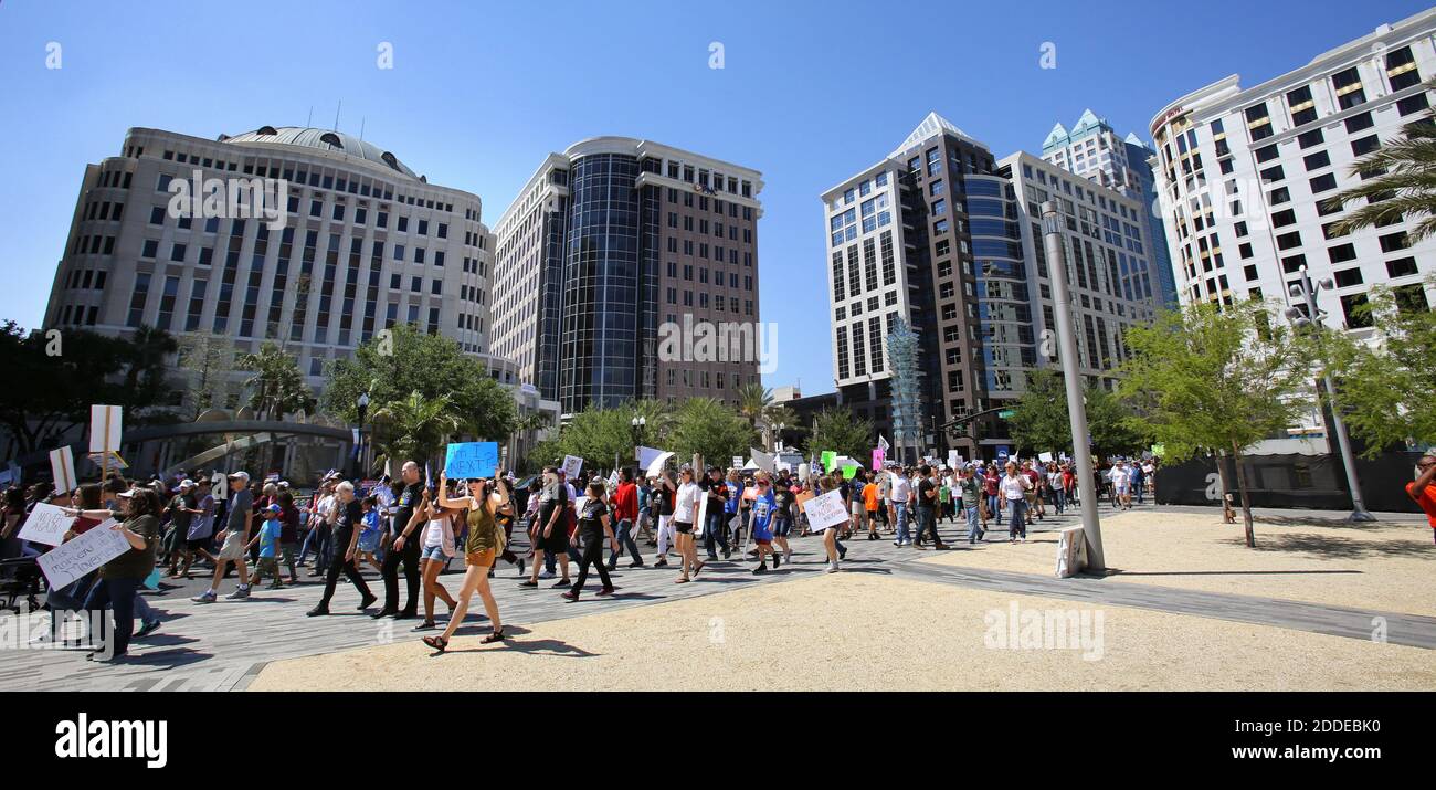 KEIN FILM, KEIN VIDEO, KEIN Fernsehen, KEIN DOKUMENTARFILM - Demonstranten marschieren durch die Innenstadt von Orlando, Florida, im Rahmen des landesweiten Protestes gegen Waffengewalt am Samstag, 24. März 2018. Foto von Joe Burbank/Orlando Sentinel/TNS/ABACAPRESS.COM Stockfoto