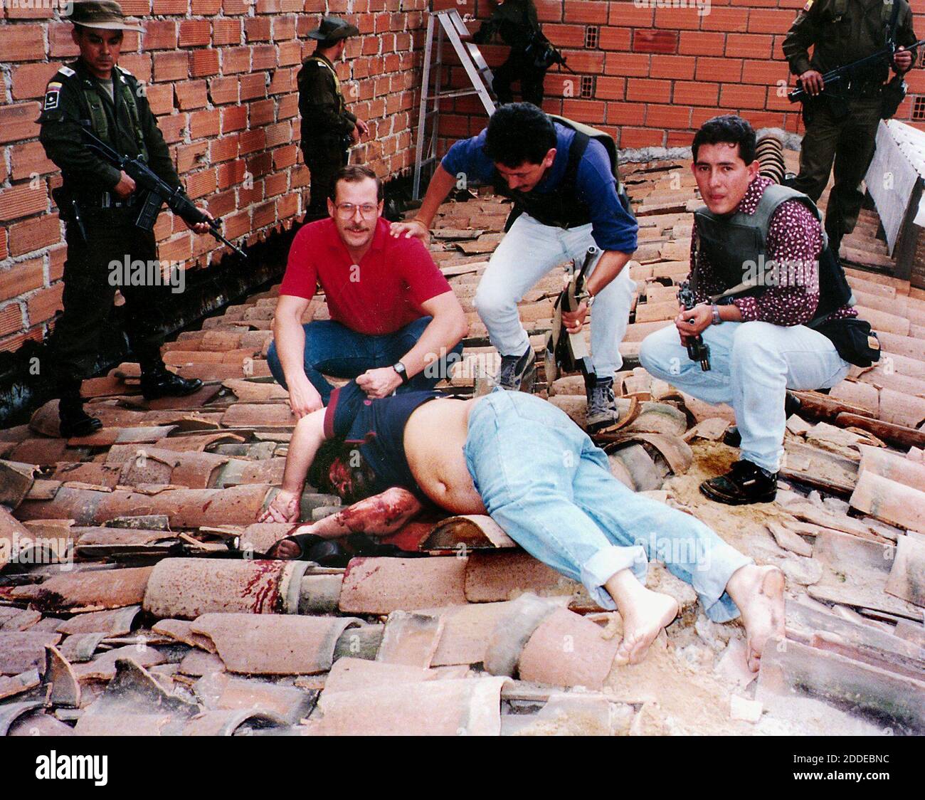 KEIN FILM, KEIN VIDEO, KEIN Fernsehen, KEIN DOKUMENTARFILM - HANDOUT - (9. November) Steve Murphy, von der DEA des Vereinigten Staates, in rotem Hemd, posiert mit dem Körper von Pablo Escobar, nachdem er am 2. Dezember 1993 auf einem Dach in seiner Heimatstadt Medellin, Kolumbien, erschossen wurde. Vor acht Jahren, auf Ersuchen der kolumbianischen Regierung, haben geheime US-Militär- und Spionagekräfte Pablo Escobar, den reichsten Kokainhändler der Welt, auf die Spur gebracht und getötet. Foto: Philadelphia Inquirer/TNS/ABACAPRESS.COM Stockfoto