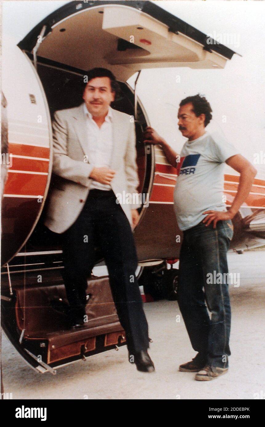 KEIN FILM, KEIN VIDEO, KEIN Fernsehen, KEIN DOKUMENTARFILM - HANDOUT - (9. November) Steve Murphy, von der DEA des Vereinigten Staates, in rotem Hemd, posiert mit dem Körper von Pablo Escobar, nachdem er am 2. Dezember 1993 auf einem Dach in seiner Heimatstadt Medellin, Kolumbien, erschossen wurde. Vor acht Jahren, auf Ersuchen der kolumbianischen Regierung, haben geheime US-Militär- und Spionagekräfte Pablo Escobar, den reichsten Kokainhändler der Welt, auf die Spur gebracht und getötet. Foto: Philadelphia Inquirer/TNS/ABACAPRESS.COM Stockfoto