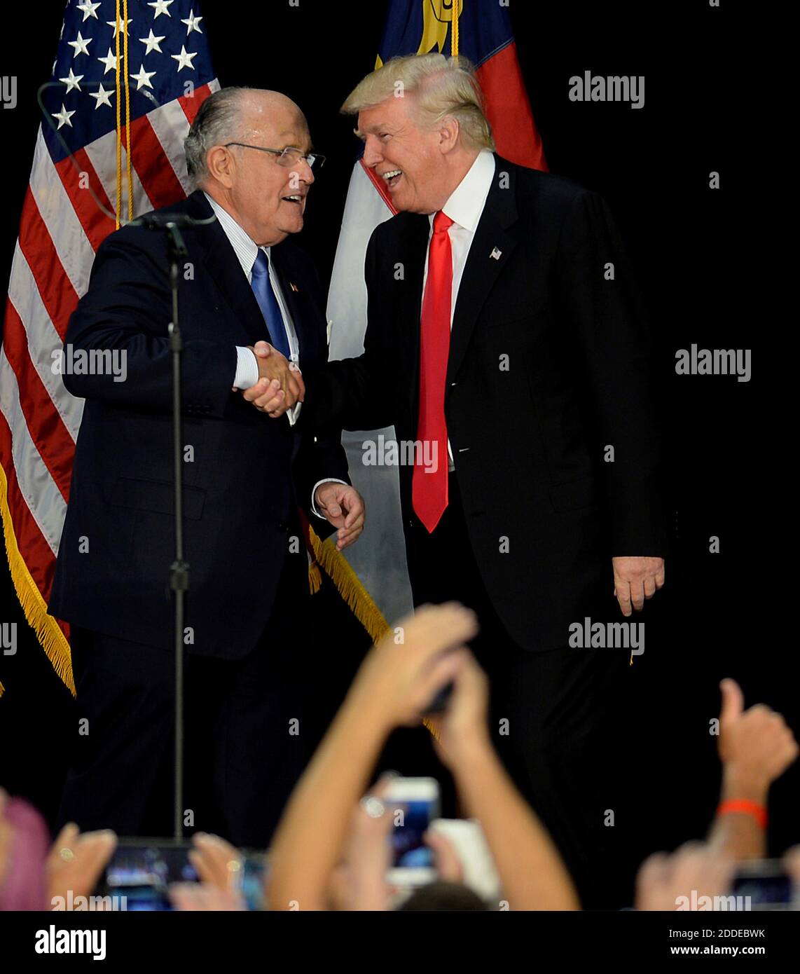 KEIN FILM, KEIN VIDEO, KEIN Fernsehen, KEIN DOKUMENTARFILM - Datei Foto : der ehemalige Bürgermeister von New York City Rudy Giuliani, links, begrüßt den republikanischen Präsidentschaftskandidaten Donald Trump auf der Bühne während einer Wahlkampfveranstaltung am 18. August 2016 im Charlotte Convention Center in Charlotte, NC, USA. Der US-Präsident sagt Reportern, dass der ehemalige Bürgermeister von New York, der im vergangenen Monat dem Juristenteam des Präsidenten beigetreten ist, "seine Fakten klar machen" werde. Giuliani sagte Anfang dieser Woche, dass Trump persönlich seinen Anwalt Michael Cohen für eine Zahlung von 130,000 Dollar an Stormy Daniels zurückgezahlt habe. Foto von Jeff Siner/Charlotte O Stockfoto