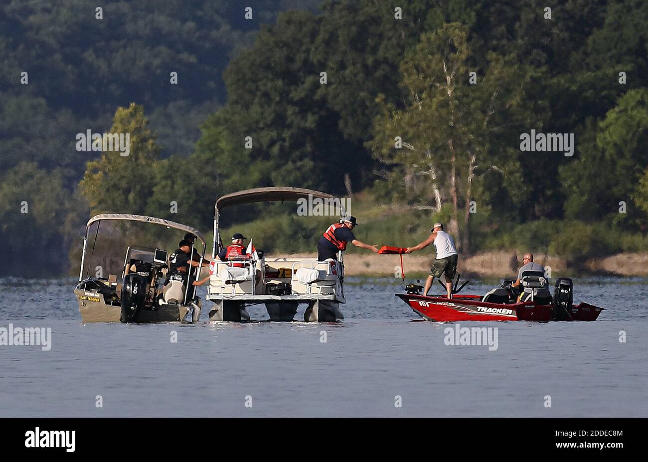 KEIN FILM, KEIN VIDEO, KEIN Fernsehen, KEINE DOKUMENTATION - EIN Zivilist in einem Boot Hände Missouri State Police Officers eine Lebensweste die Staatspolizei durchsuchen die Gewässer des Table Rock Lake am Freitag, 20. Juli 2018 in Stone County, MO, USA am Donnerstagabend schürten starke Winde Wellen im Wasser, die ein Entenboot mit 31 Touristen zum Sinken brachten, 17 Menschen töteten und sieben andere verletzten. Foto von David Carson/St. Louis Post-Dispatch/TNS/ABACAPRESS.COM Stockfoto