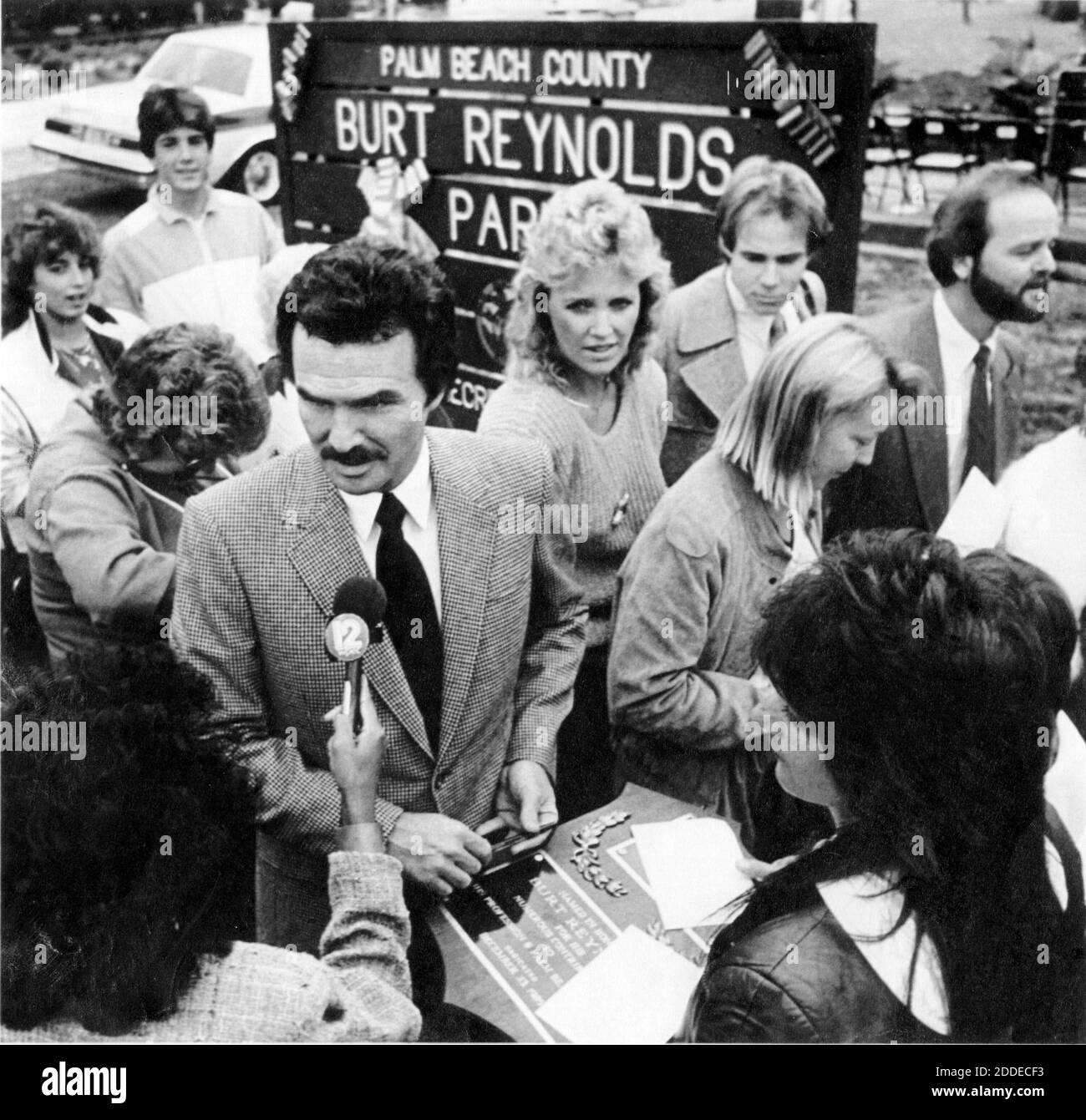 KEIN FILM, KEIN VIDEO, KEIN Fernsehen, KEIN DOKUMENTARFILM - Datei Foto - Burt Reynolds spricht mit Fans und Reportern nach den Einweihungszeremonien, die im Dezember 1985 den Jupiter Island Park in den Burt Reynolds Park wechselten. Der Film Heartthrob und Oscar-Nominierte Burt Reynolds aus den 1970er Jahren ist im Alter von 82 Jahren gestorben. Er starb angeblich in einem Krankenhaus in Florida an einem Herzinfarkt mit seiner Familie an seiner Seite. Foto: Phil Skinner/Sun Sentinel/TNS/ABACAPRESS.COM Stockfoto