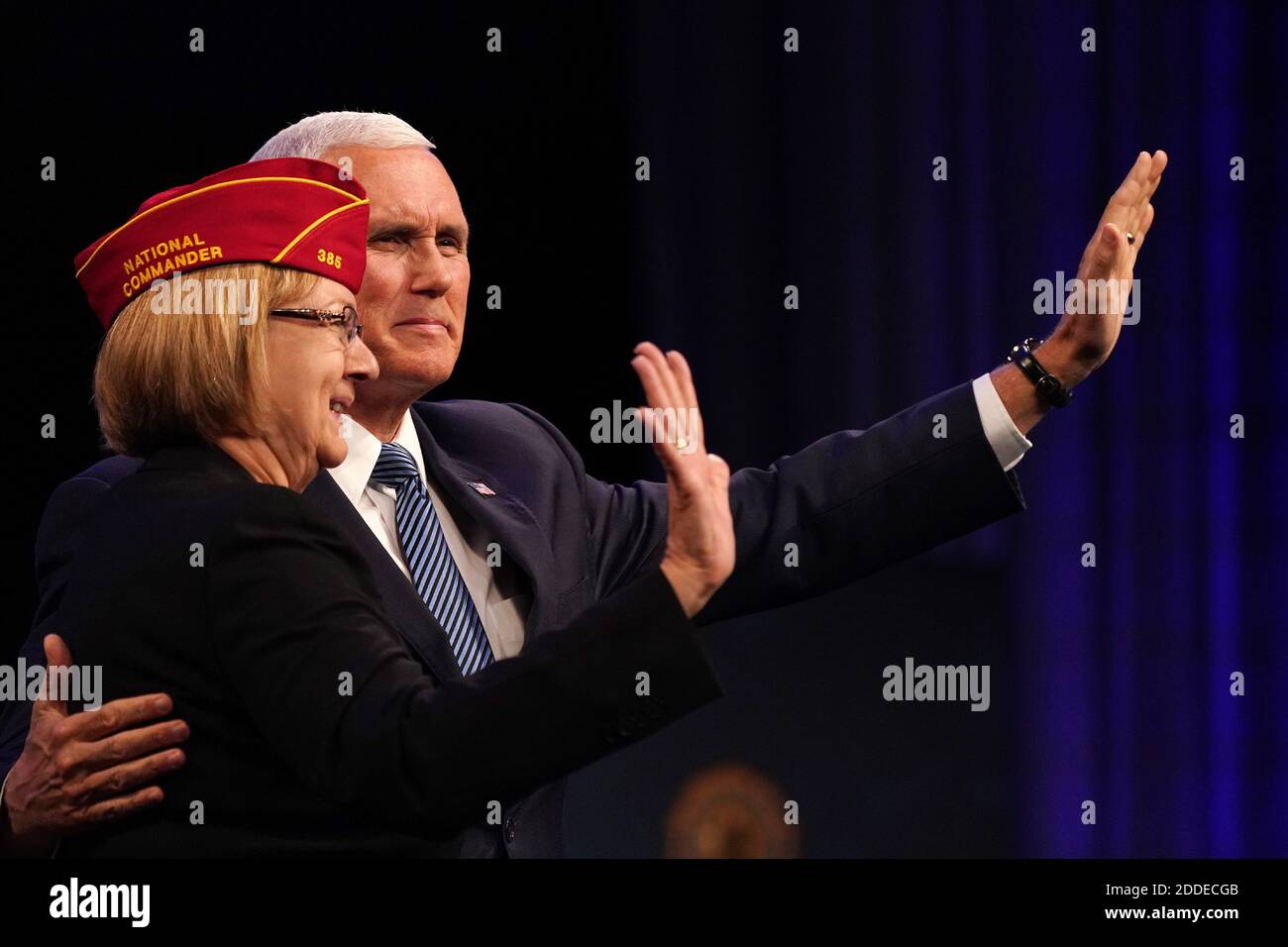 KEIN FILM, KEIN VIDEO, KEIN Fernsehen, KEIN DOKUMENTARFILM - Vizepräsident Mike Pence Wellen, zusammen mit ausgehender nationaler Kommandant der National Legion Denise Rohan, zu den Teilnehmern der American Legion National Convention, bevor er am Donnerstag, 30. August 2018, im Minneapolis Convention Center in Minneapolis, MN, USA sprach. Foto von Anthony Souffle/Minneapolis Star Tribune/TNS/ABACAPRESS.COM Stockfoto