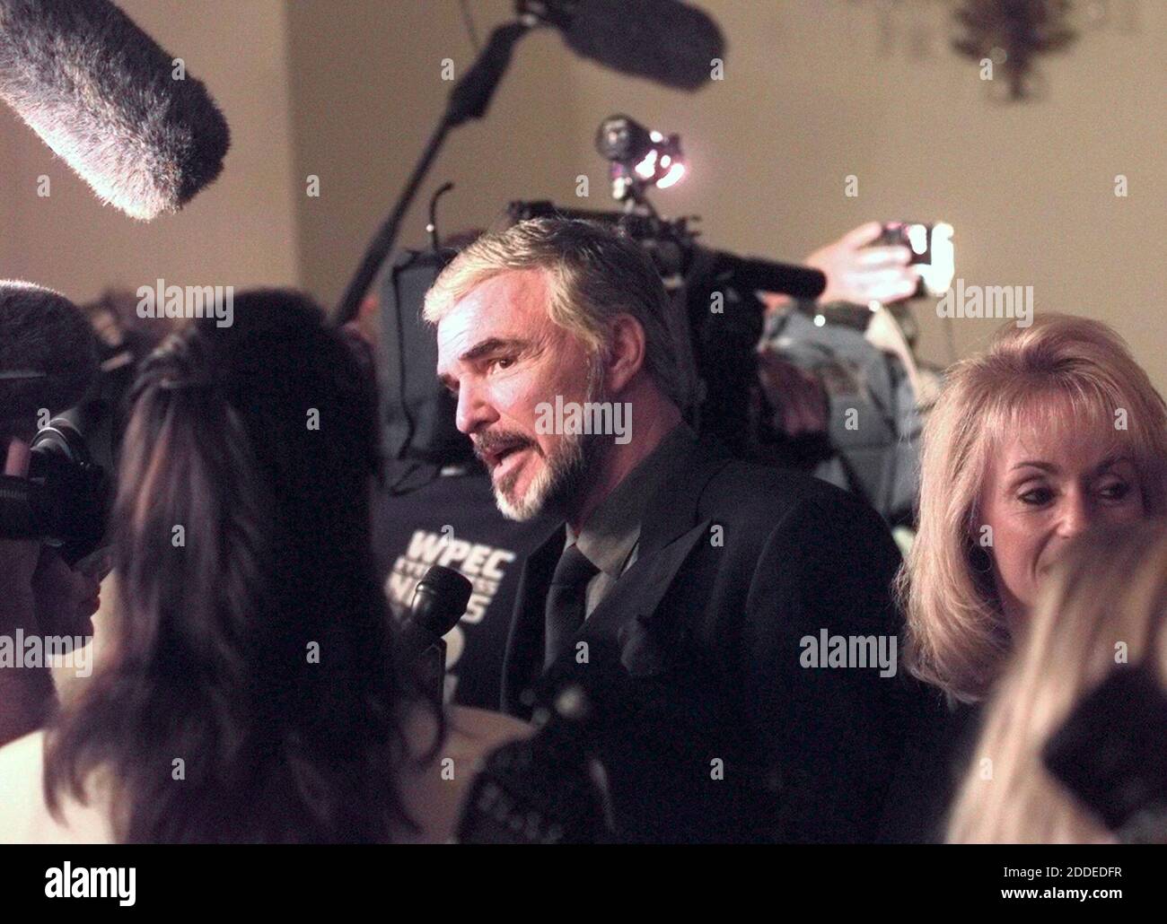 KEIN FILM, KEIN VIDEO, KEIN Fernsehen, KEIN DOKUMENTARFILM - Datei Foto - Burt Reynolds trifft die Presse, als er am Freitag Abend beim Palm Beach International Film Festival im Boca Raton Hotel and Club im April 1998 ankommt. Der Film Heartthrob und Oscar-Nominierte Burt Reynolds aus den 1970er Jahren ist im Alter von 82 Jahren gestorben. Er starb angeblich in einem Krankenhaus in Florida an einem Herzinfarkt mit seiner Familie an seiner Seite. Foto von Mark Randall/Sun Sentinel/TNS/ABACAPRESS.COM Stockfoto