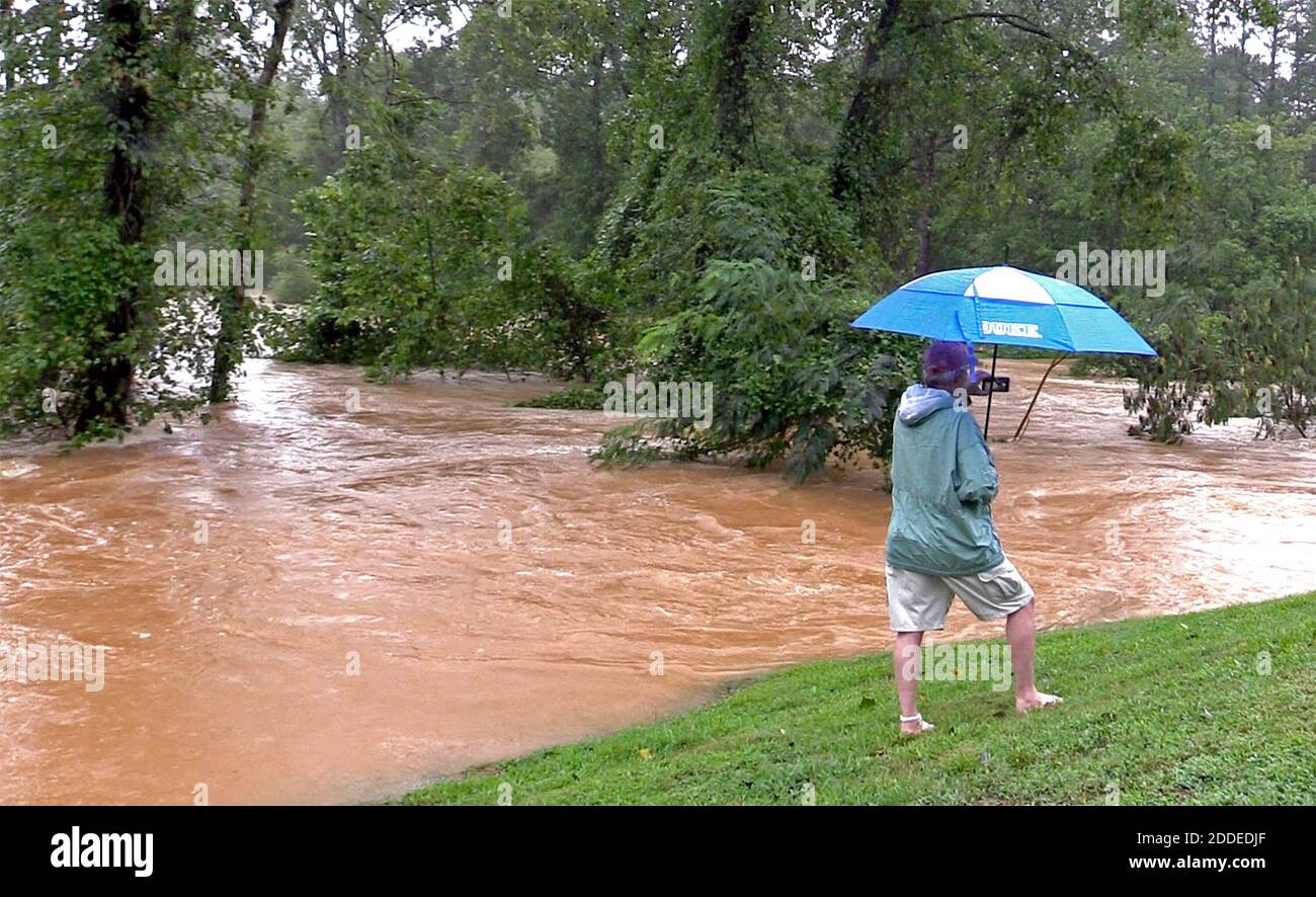 KEIN FILM, KEIN VIDEO, KEIN Fernsehen, KEIN DOKUMENTARFILM - EIN Mann fotografiert am Sonntag, den 16. September 2018, das Hochwasser des McAlpine Creek entlang der Randolph Road in Charlotte, NC, USA. Der tropische Sturm Florence zwang McAlpine Creek aus seinem Bett und überflutete den beliebten Greenway für Wanderer und Radfahrer. Foto von Jeff Siner/Charlotte Observer/TNS/ABACAPRESS.COM Stockfoto