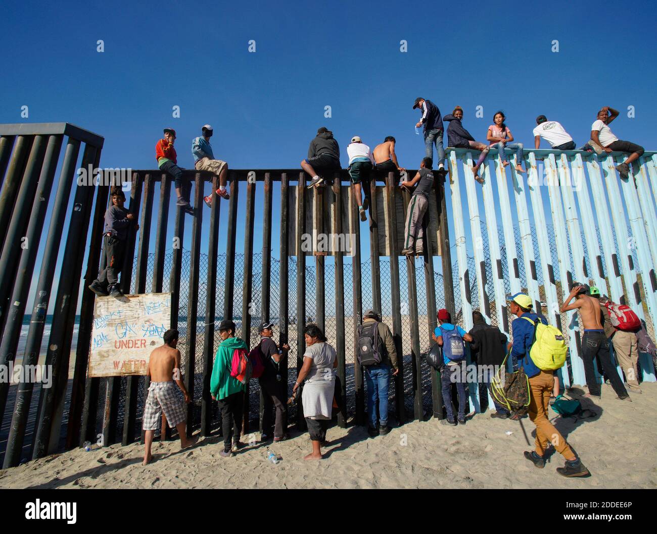 KEIN FILM, KEIN VIDEO, KEIN Fernsehen, KEINE DOKUMENTATION - Migranten aus Zentralamerika kamen mit dem Bus nach Tijuana und nach einer kurzen Pause für ein Essen, links, um nach Las Playas de Tijuana zu laufen. Bei der Ankunft an der Grenze zwischen den USA und Mexiko beschlossen viele, am 13. November 2018 mit der US-Grenzpolizei auf der Nordseite des Zauns den Zaun zu besteigen. Foto von Nelvin C. Cepeda/San Diego Union-Tribune/TNS/ABACAPRESS.COM Stockfoto