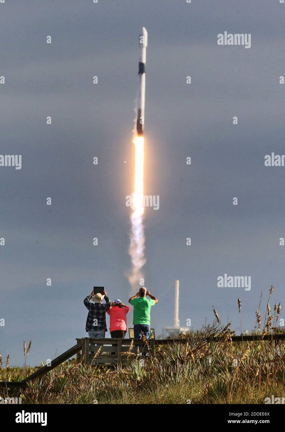 KEIN FILM, KEIN VIDEO, KEIN TV, KEINE DOKUMENTATION - SpaceX-Fans sehen den Falcon 9 beim Abheben von Pad 39-A in dieser Ansicht vom Playalinda Beach, Florida, nördlich des Kennedy Space Centers, Donnerstag, 15. November 2018. (Joe Burbank/Orlando Sentinel/TNS) Stockfoto