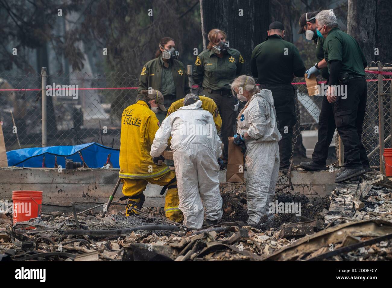 KEIN FILM, KEIN VIDEO, KEIN TV, KEIN DOKUMENTARFILM - EIN Such- und Rettungsteam aus Cal Fire und El Dorado County sucht am Donnerstag, 15. November 2018, am West Park Drive in Magalia nach einer Leiche. Das Lagerfeuer brannte viele der Häuser in der Gegend ab. Foto von Hector Amezcua/Sacramento Bee/TNS/ABACAPRESS.COM Stockfoto