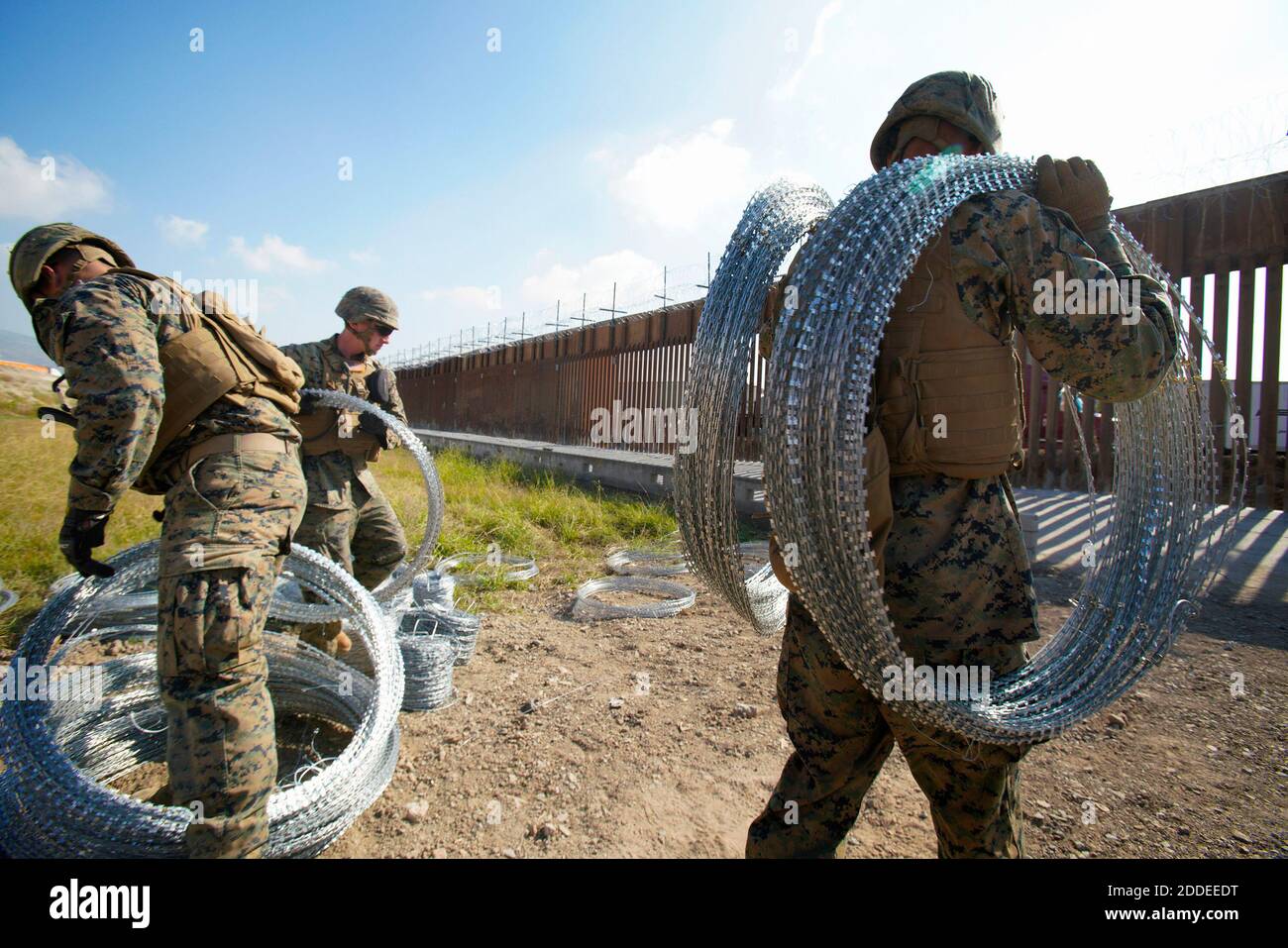 KEIN FILM, KEIN VIDEO, KEIN Fernsehen, KEIN DOKUMENTARFILM - US-Marineinfanteristen, die an der Grenze zu Mexiko in San Diego stationiert sind, arbeiten an der Festigung der Grenzmauer mit Konzertinadraht am Otay Mesa Port of Entry. Nach der Ankunft von Gruppen mit der zentralamerikanischen Migrantenkarawane in Tijuana wurden verschärfende Sicherheitsmaßnahmen getroffen. Foto von Nelvin C. Cepeda/San Diego Union-Tribune/TNS/ABACAPRESS.COM Stockfoto