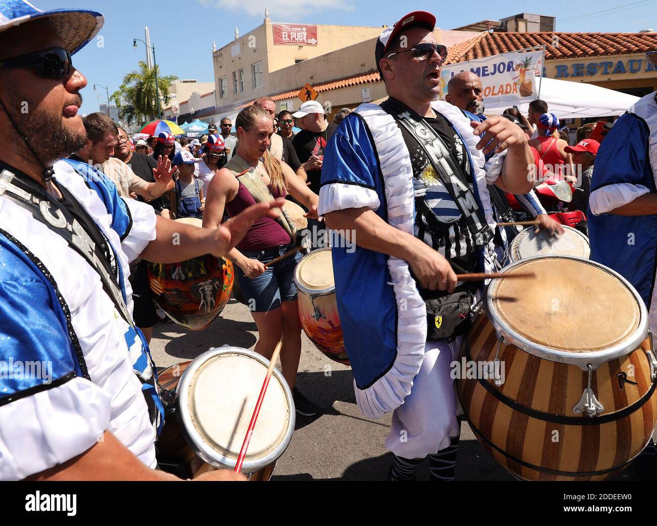 KEIN FILM, KEIN VIDEO, KEIN Fernsehen, KEIN DOKUMENTARFILM - die Percussion-Gruppe 'Tocando Candombe' zieht am Sonntag, den 10. März 2019, die 8th Street entlang, um in der Calle Ocho von Little Havana lateinische Kultur, Musik und Essen zu feiern. Foto von Carl Juste/Miami Herald/TNS/ABACAPRESS.COM Stockfoto