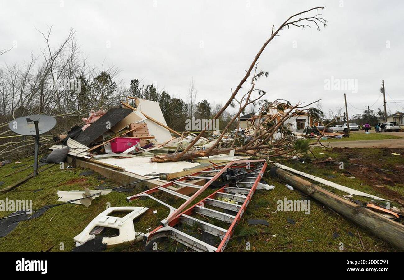 KEIN FILM, KEIN VIDEO, KEIN Fernsehen, KEIN DOKUMENTARFILM - von #16 ist nichts mehr übrig. Das Haus wurde von seinem Fundament weggefegt. Diese Nachbarschaft direkt vor Lee CR 430 erhielt schwere Tornado-Schäden. Tornado-Schaden in Smith's Station, Alabama am 4. März 2019. Mindestens 23 Menschen wurden nach dem Wirbelsturm-Ausbruch am Sonntag mit heftigen Stürmen, die Trümmer über den Süden Alabamas und Georgia verstreut zurückließen, als tot bestätigt. Foto: Joe Songer/Alabama Media Group/TNS/ABACAPRESS.COM Stockfoto