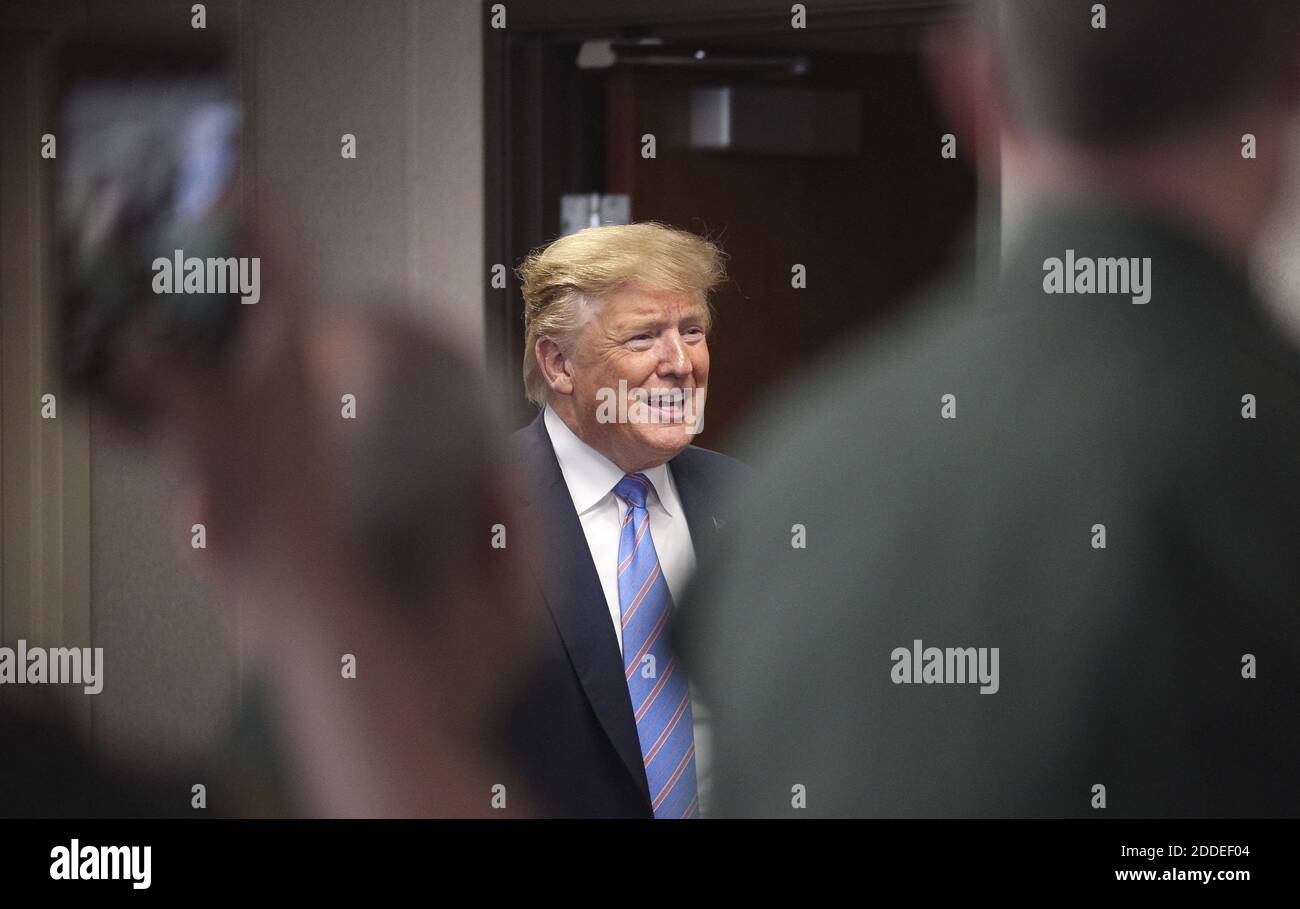 KEIN FILM, KEIN VIDEO, KEIN Fernsehen, KEIN DOKUMENTARFILM - Präsident Donald Trump betritt am 5. April 2019 den Raum für eine Diskussionsrunde über Fragen der US-mexikanischen Grenze an der Border Patrol Station in Calexico, Kalifornien. Foto von Hayne Palmour IV/San Diego Union-Tribune/TNS/ABACAPRESS.COM Stockfoto