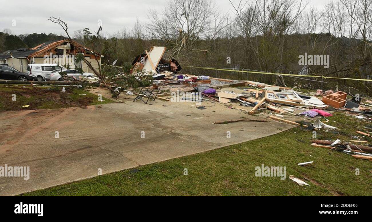 KEIN FILM, KEIN VIDEO, KEIN Fernsehen, KEIN DOKUMENTARFILM - von #16 ist nichts mehr übrig. Das Haus wurde von seinem Fundament weggefegt. Diese Nachbarschaft direkt vor Lee CR 430 erhielt schwere Tornado-Schäden. Tornado-Schaden in Smith's Station, Alabama am 4. März 2019. Mindestens 23 Menschen wurden nach dem Wirbelsturm-Ausbruch am Sonntag mit heftigen Stürmen, die Trümmer über den Süden Alabamas und Georgia verstreut zurückließen, als tot bestätigt. Foto: Joe Songer/Alabama Media Group/TNS/ABACAPRESS.COM Stockfoto