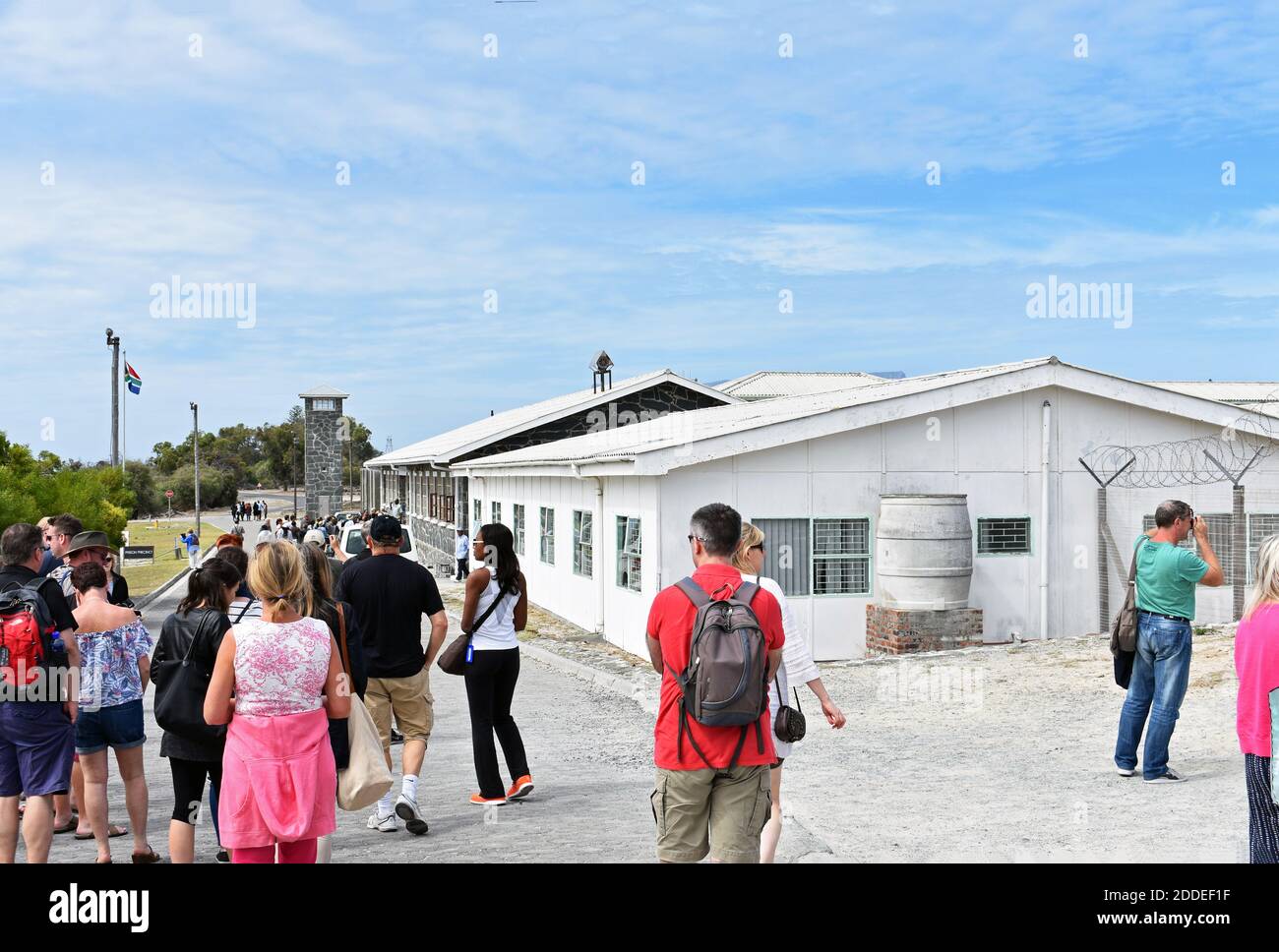 Besucher nehmen an einer Führung durch das Hochsicherheitsgefängnis auf Robben Island, Kapstadt, Südafrika Teil Stockfoto