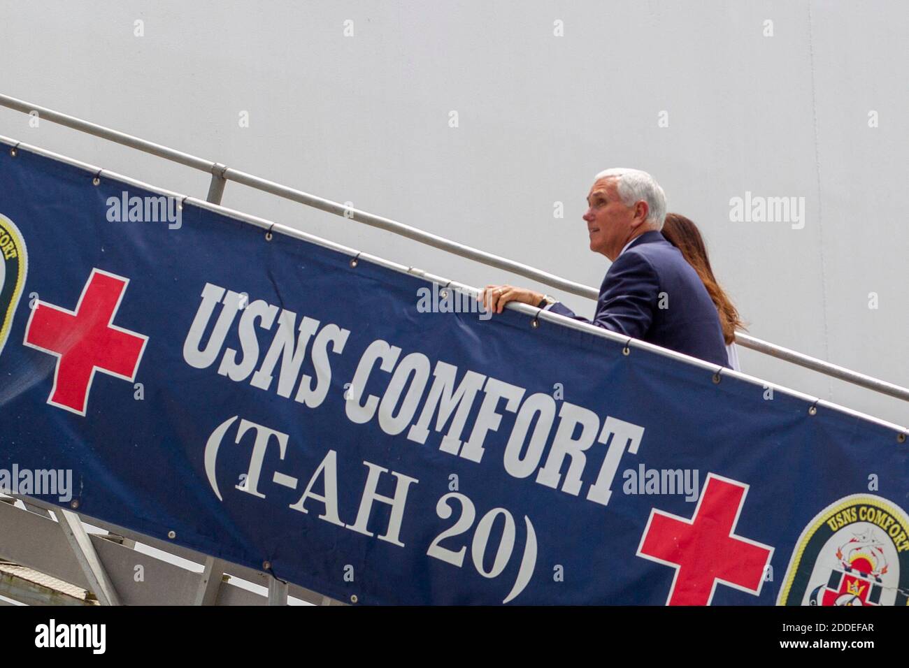 KEIN FILM, KEIN VIDEO, KEIN Fernsehen, KEIN DOKUMENTARFILM - Vizepräsident Mike Pence, Vorreiterin, und seine Frau Karen Pence gehen die Schritte in die USNS Comfort in Port Miami Dienstag, 18. Juni 2019 in Miami. Foto von Charlie Ortega Guifarro/Miami Herald/TNS/ABACAPRESS.COM Stockfoto