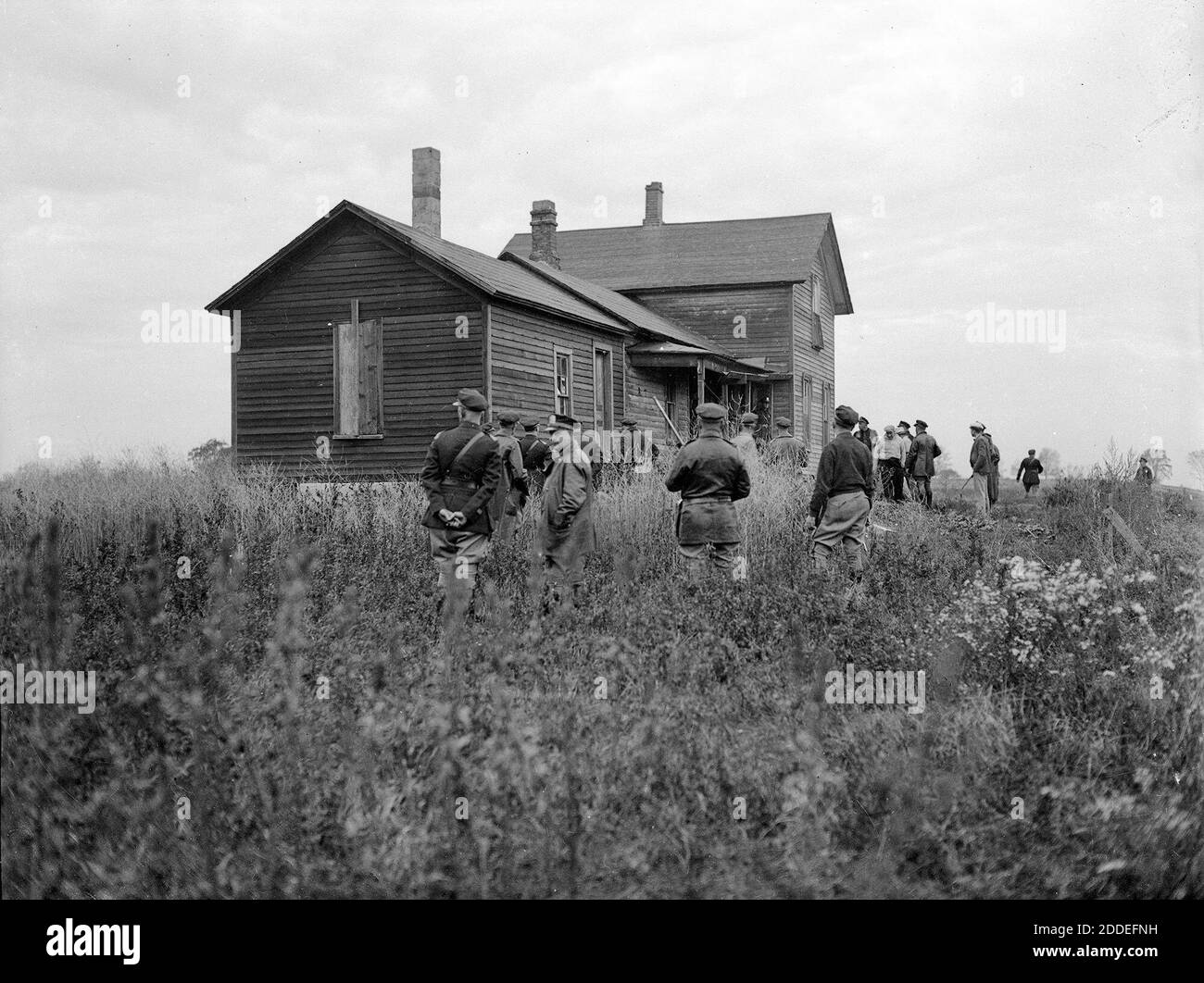 KEIN FILM, KEIN VIDEO, KEIN TV, KEIN DOKUMENTARFILM - Indiana Staatspolizei umgeben das Haus, wo zwei der Sträflinge waren angeblich aus der Michigan City Gefängnispause, ca. Oktober 1933. Am 26. September 1933 brachen 10 Strafgefangene unter der Führung von John 'Red' Hamilton aus dem Indiana State Prison in Michigan City, Ind., mit Waffen aus, die John Dillinger ihnen geschmuggelt hatte. In den kommenden Tagen nach der Gefängnispause berichtete die Chicago Tribune über '500 Wachtkräfte, Polizei und stellvertretende Sherriffs', die in den landwirtschaftlichen Bezirken in der Nähe von Michigan City nach den Verbrechern suchten. Dillinger, der sich in einer Gefängniszelle in Lima, Ohi, befand Stockfoto
