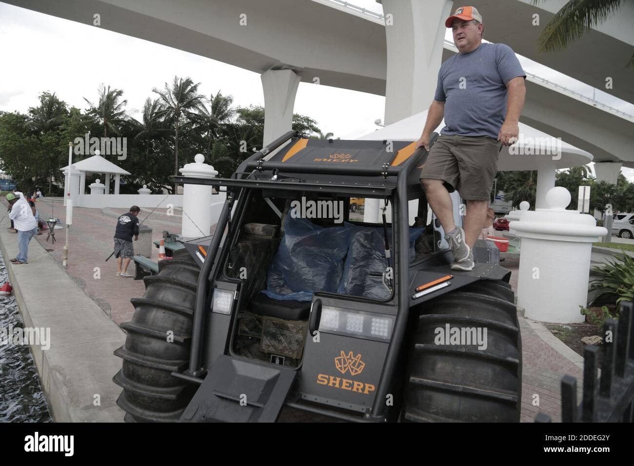 KEIN FILM, KEIN VIDEO, KEIN Fernsehen, KEINE DOKUMENTATION - ein amphibisches Fahrzeug wird auf den Globus verladen, um die Bahamas zusammen mit anderen dringend benötigten Lebensmitteln, Wasser und anderen Vorräten zu erreichen. Die World Central Kitchen von Küchenchef José Andres laden das Schiff mit den Vorräten für die Opfer des Hurrikans Dorian, der die Bahamas verwüstet hat. Fort Lauderdale, FL, USA, 4. September 2019. Foto von Jose A. Iglesias/el Nuevo Herald/TNS/ABACAPRESS.COM Stockfoto