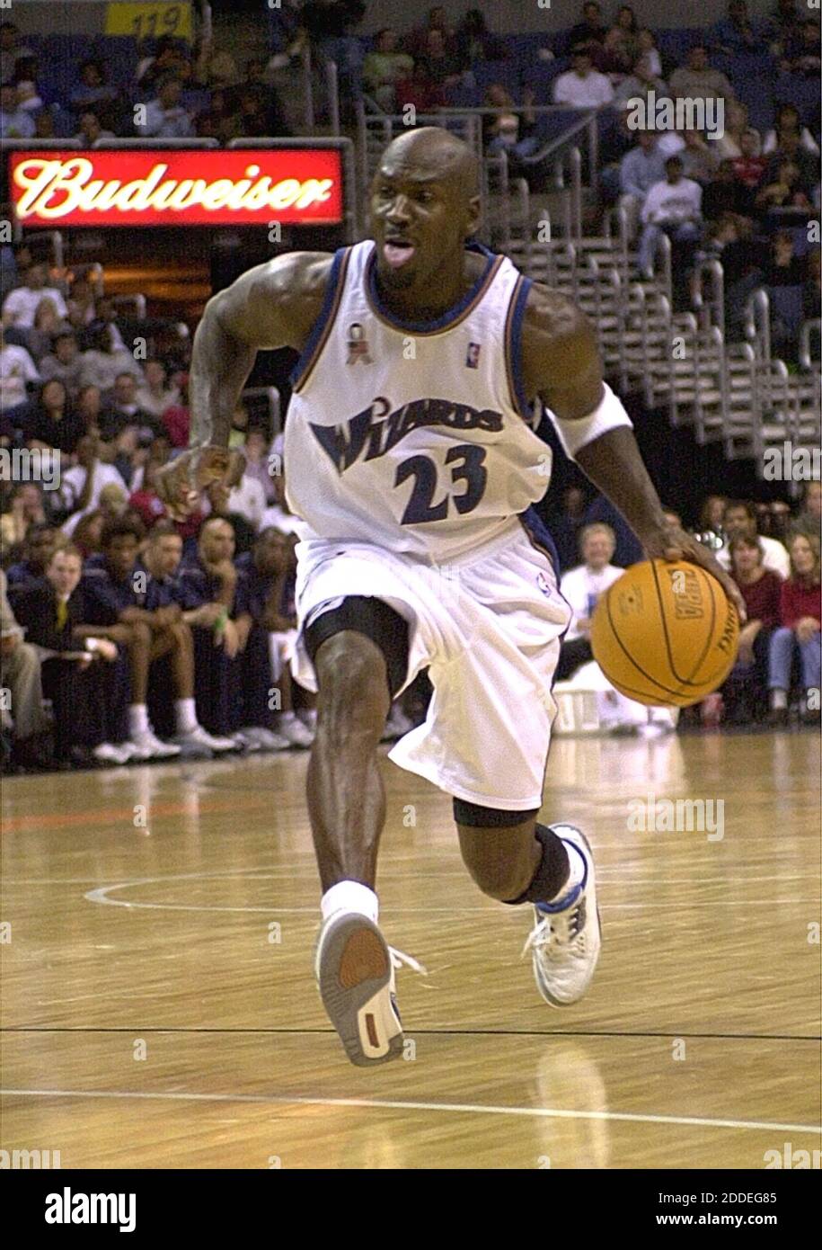 KRT SPORTGESCHICHTE TRÄGE: NETS-WIZARDS KRT FOTO VON HARRY E. WALKER/KRT (Oktober 22) Michael Jordan von Washington Wizards während eines NBA-Vorsaison-Spiels im MCI Center in Washington, D.C., am Samstag, den 20. Oktober 2001. (KRT) NC KD BL 2001 (Vert) (hew) Foto von Digital Image/TNS /ABACAPRESS.COM Stockfoto