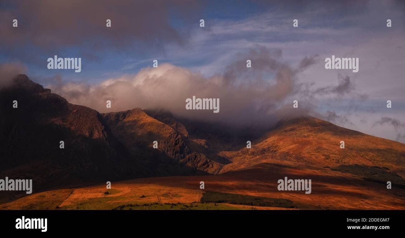 Die irische Bergwelt befindet sich in herrlichem Lichtzustand Stockfoto