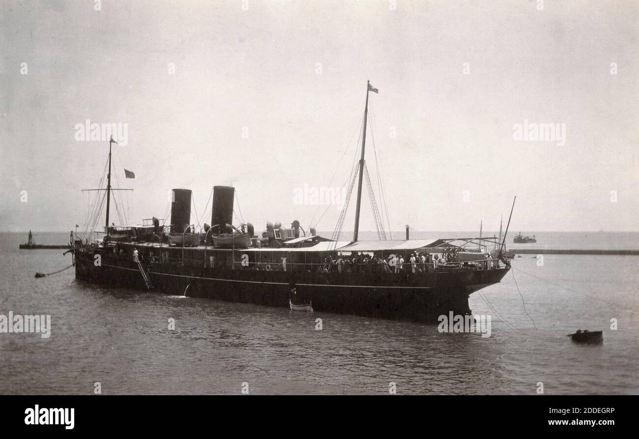AJAXNETPHOTO. 1910. PORT SAID, ÄGYPTEN. - EXPRESSDAMPFER - P&O PASSAGIERPOSTDAMPFER OSIRIS (1898–1922) GEBAUT VON CAIRD & CO OF GREENOCK FÜR DIE STRECKE BRINDISI NACH ÄGYPTEN; NACH KRIEGSDIENST ALS BEWAFFNETER HANDELSKREUZER IN WILLHELMSHAVEN, DEUTSCHLAND, 1922 VERSCHROTTET. FOTOGRAF:UNBEKANNT © DIGITAL IMAGE COPYRIGHT AJAX VINTAGE PICTURE LIBRARY QUELLE: AJAX VINTAGE PICTURE LIBRARY COLLECTION REF:1910 5 Stockfoto