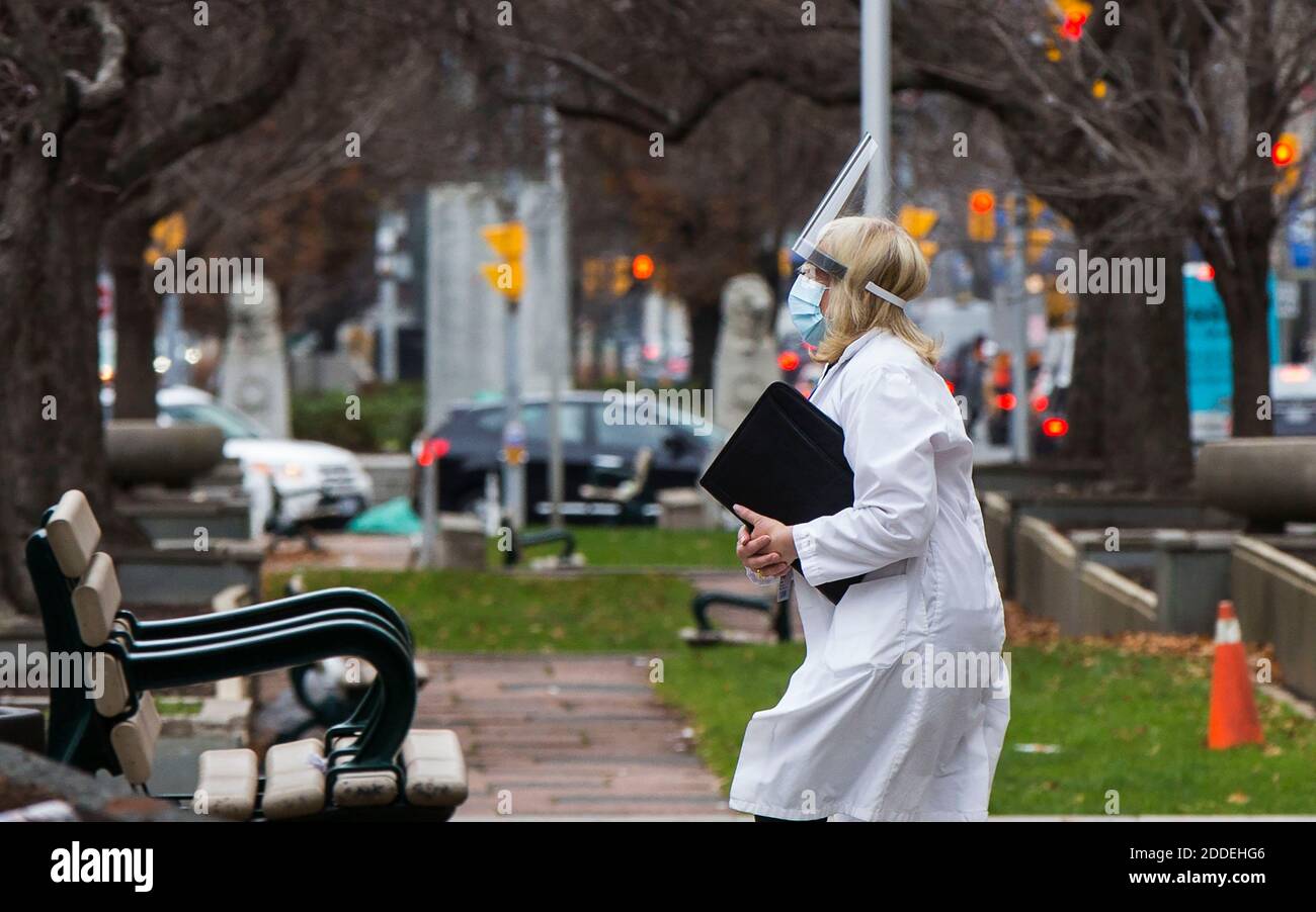 Toronto, Kanada. November 2020. Ein Arzt, der eine Gesichtsmaske trägt, wird am 24. November 2020 in Toronto, Kanada, gesehen. Die Zahl der COVID-19-Fälle in Kanada stieg weiter an, da das Land laut CTV am Dienstagnachmittag insgesamt 340,388 Fälle und 11,592 Todesfälle meldete. Quelle: Zou Zheng/Xinhua/Alamy Live News Stockfoto