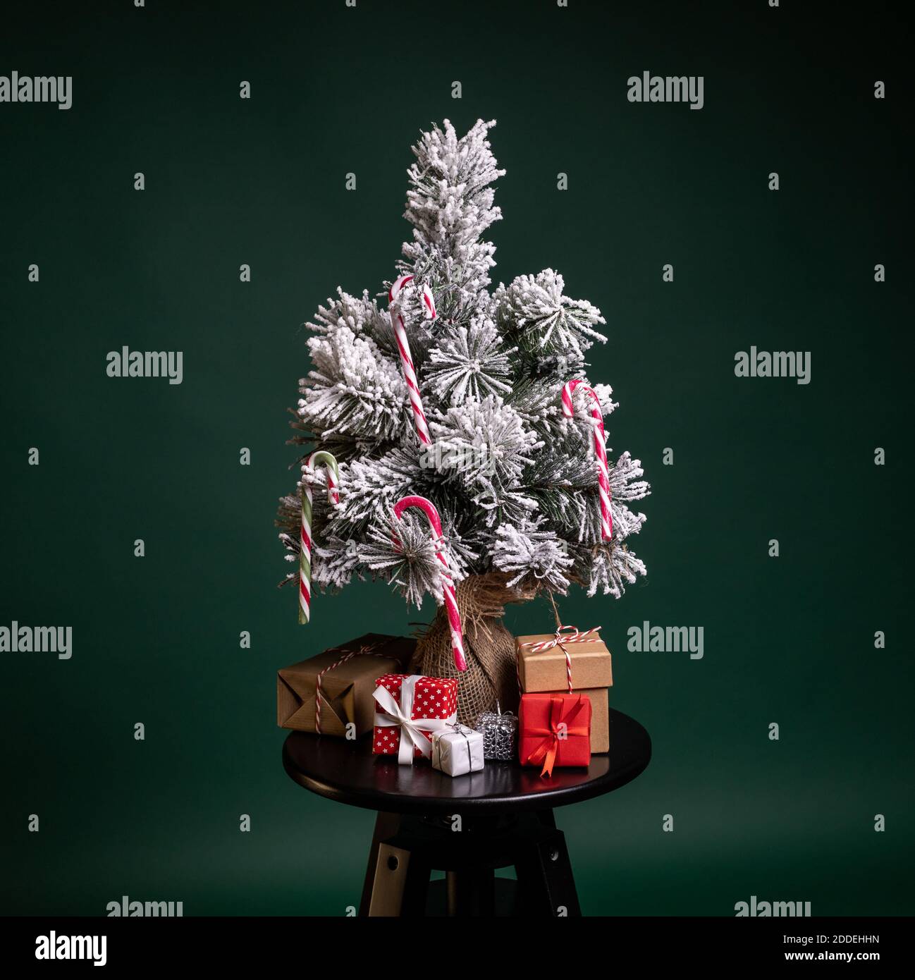 Dekorativer weihnachtsbaum und eingewickelte Geschenke mit Bogenknoten Stockfoto