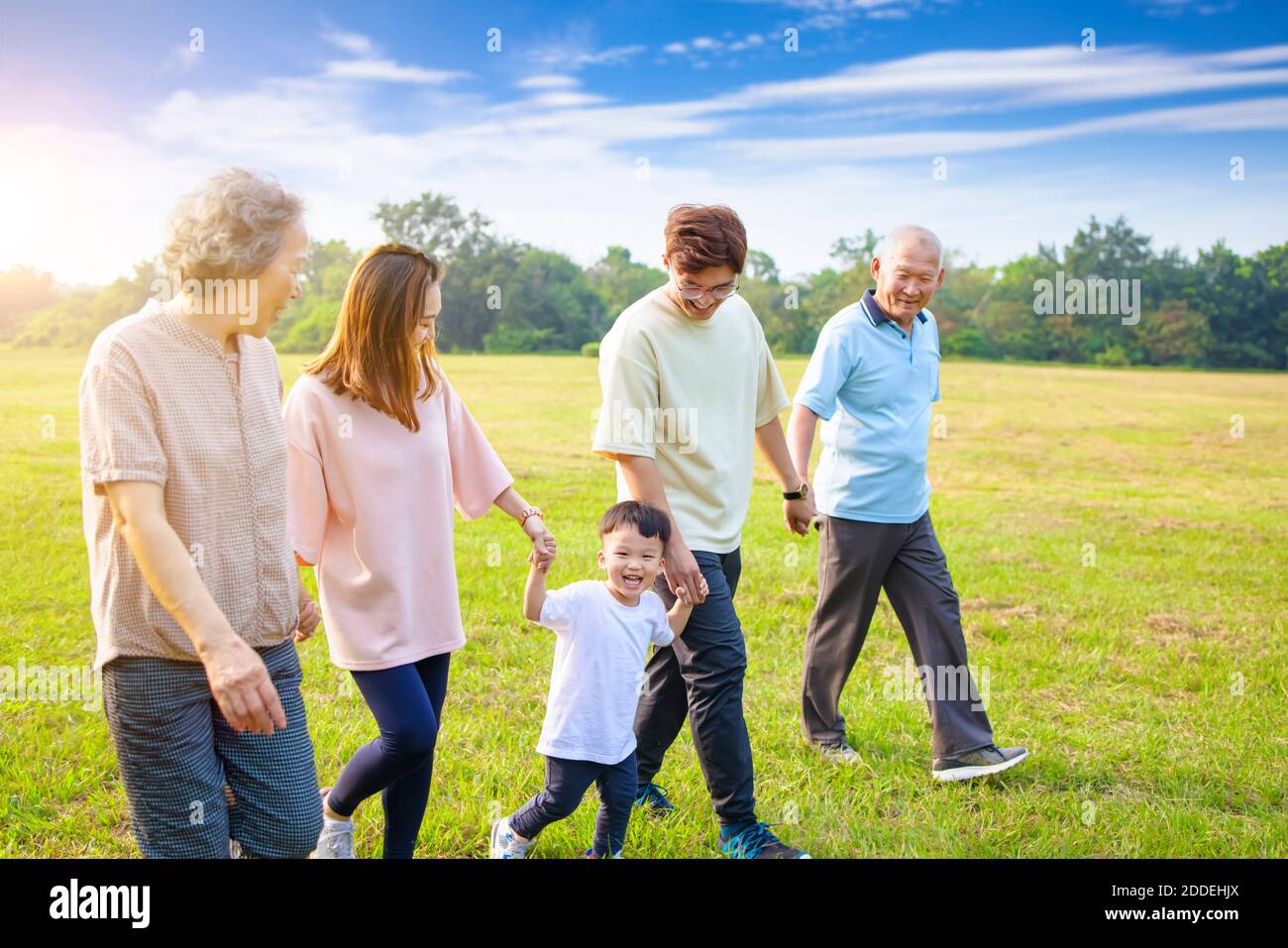 Drei Generationen asiatische Familie zu Fuß im Park Stockfoto