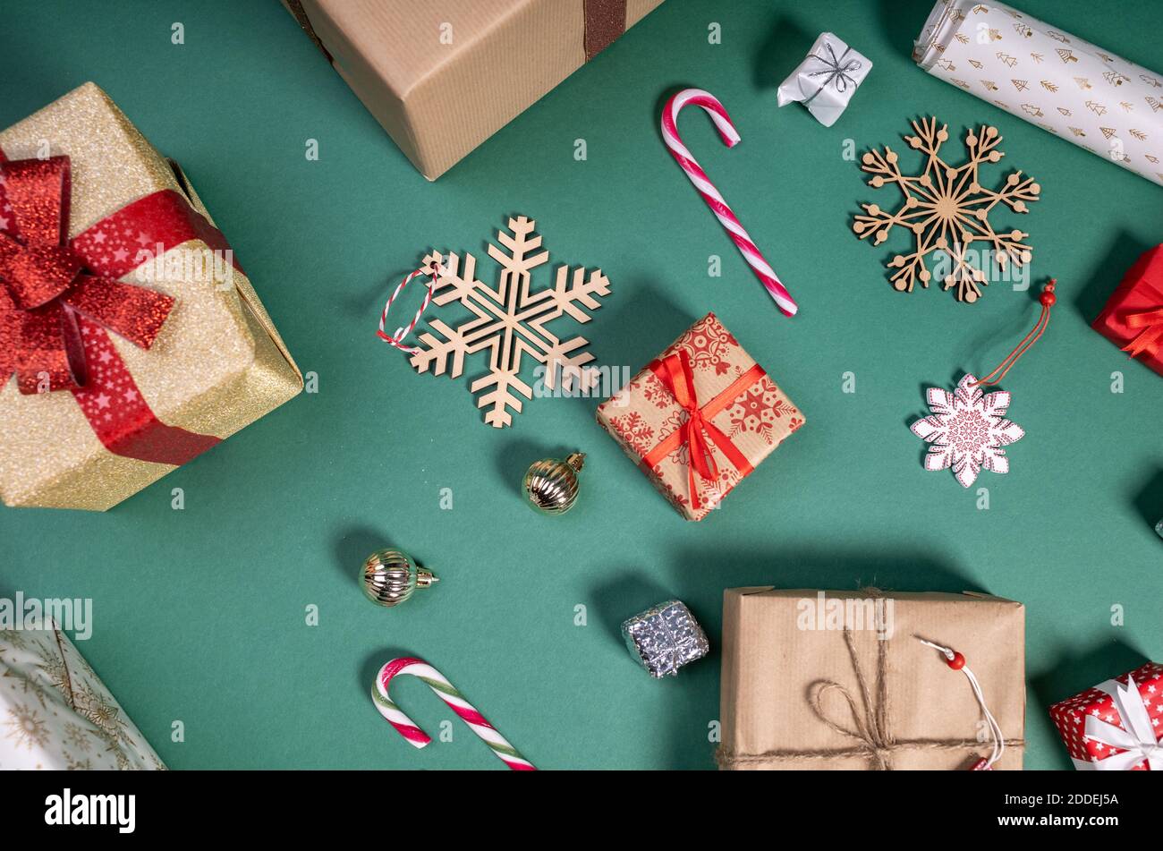 Flaches Lay mit weihnachtsgeschenken und festlicher Dekoration Stockfoto