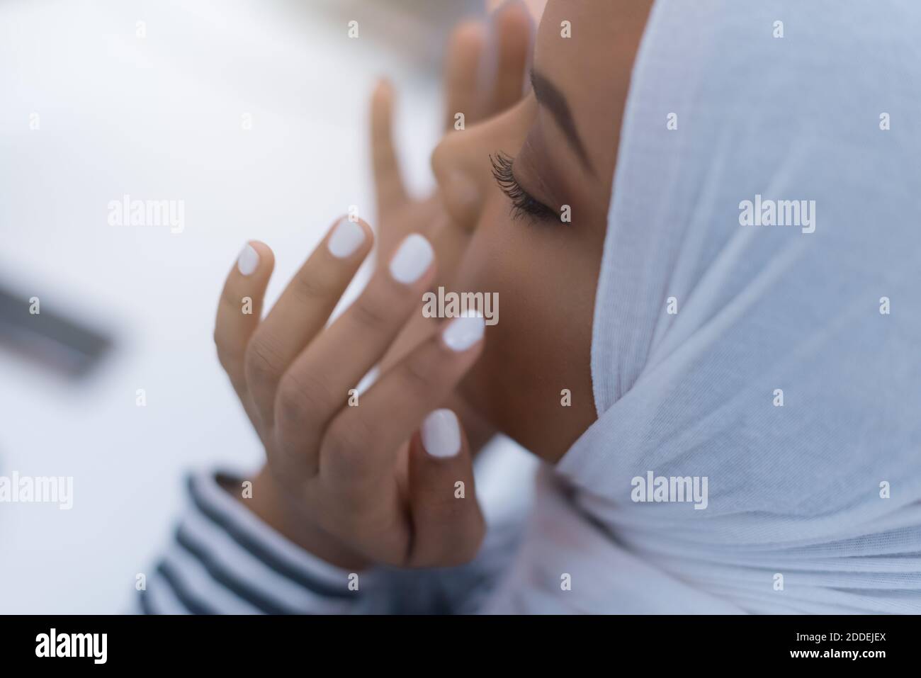 Afrikanische muslimische Geschäftsfrau Gefühl unwohl Leiden von Kopfschmerzen Migräne berühren Stirn während der Arbeit, verärgert schwarze Frau Mitarbeiter frustriert durch Stockfoto