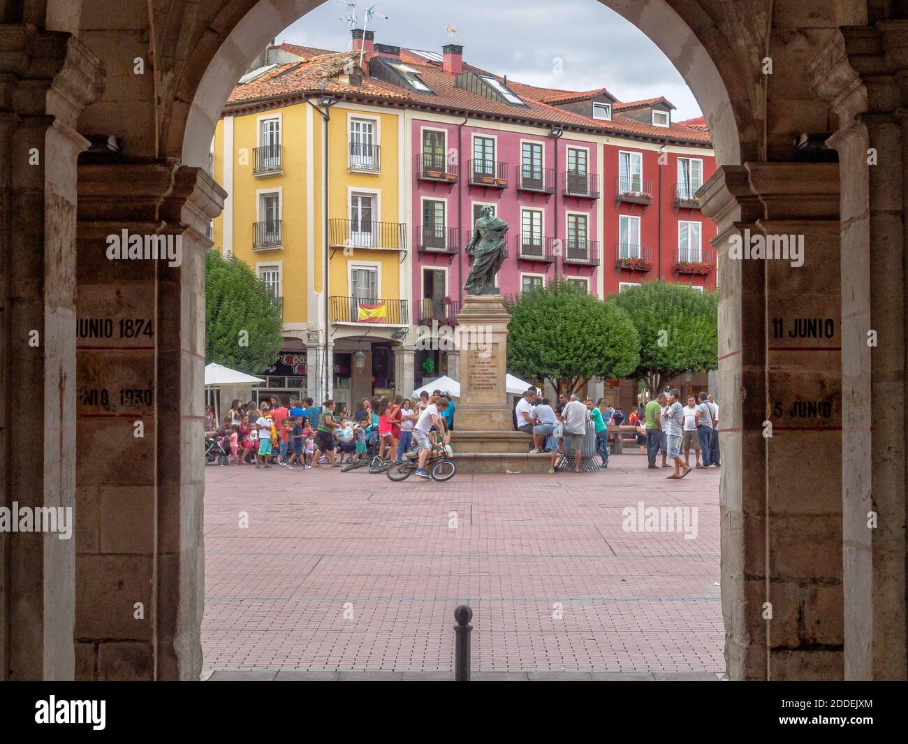 Denkmal für Carlos III auf der Plaza Mayor ist ein beliebter Treffpunkt für Einheimische und Touristen - Burgos, Kastilien und Leon, Spanien Stockfoto