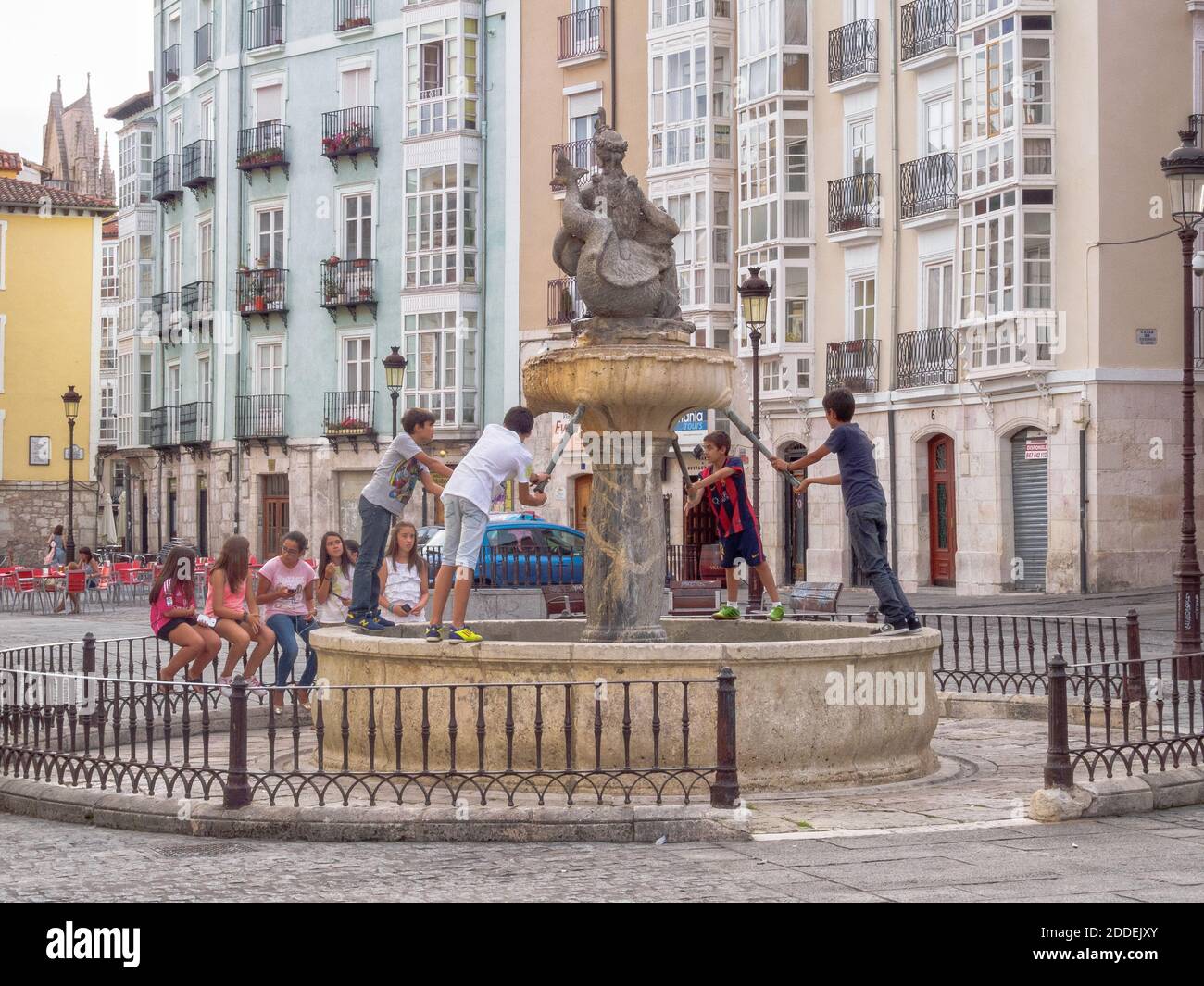 Junge Mädchen und Jungen treffen sich am Flora-Brunnen (Fuente de La Flora) auf dem historischen Platz Huerto del Rey - Burgos, Kastilien und Leon, Spanien Stockfoto