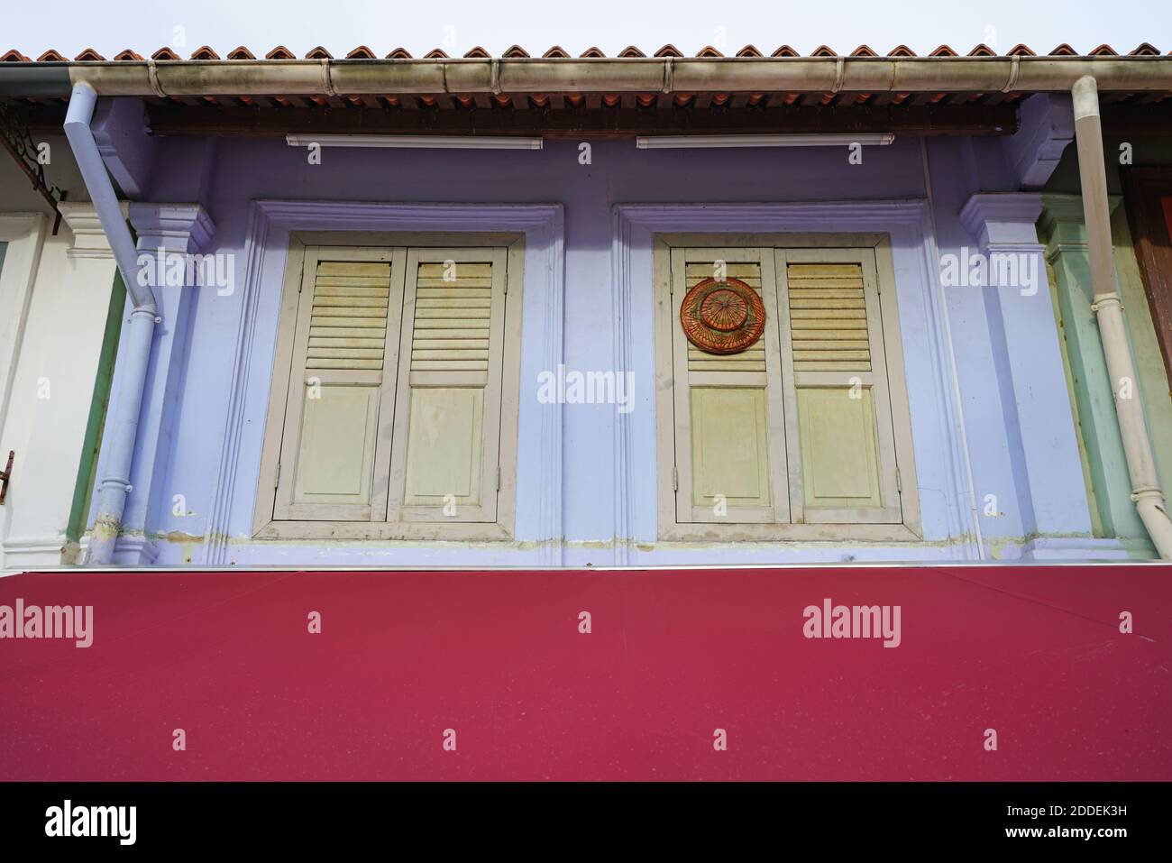 Bunte windows auf Peranakan Häuser in Singapur Stockfoto