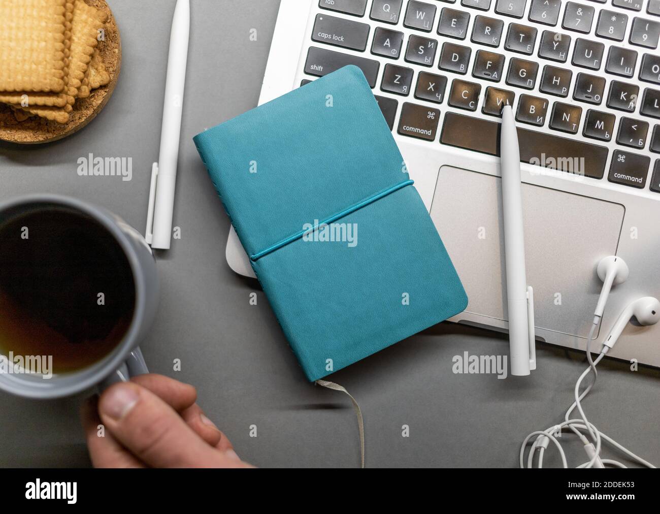 Laptop Notebook Tasse Stift Kopfhörer Arbeitsplatz flach Lay Stockfoto