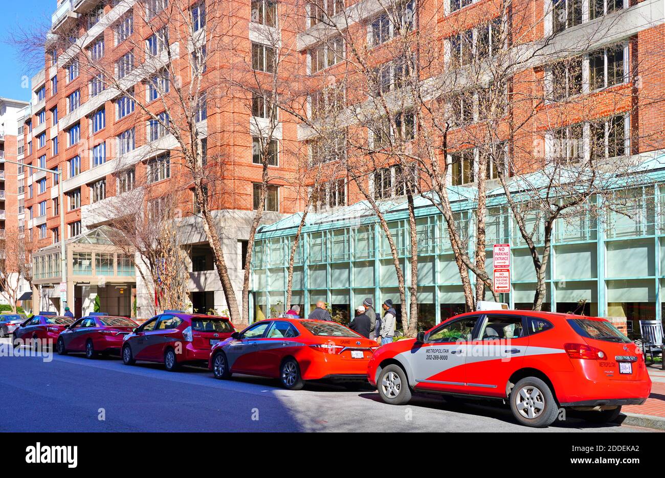 WASHINGTON, DC -21 FEB 2020- Blick auf rote Taxis auf der Straße in Washington, DC, USA. Stockfoto