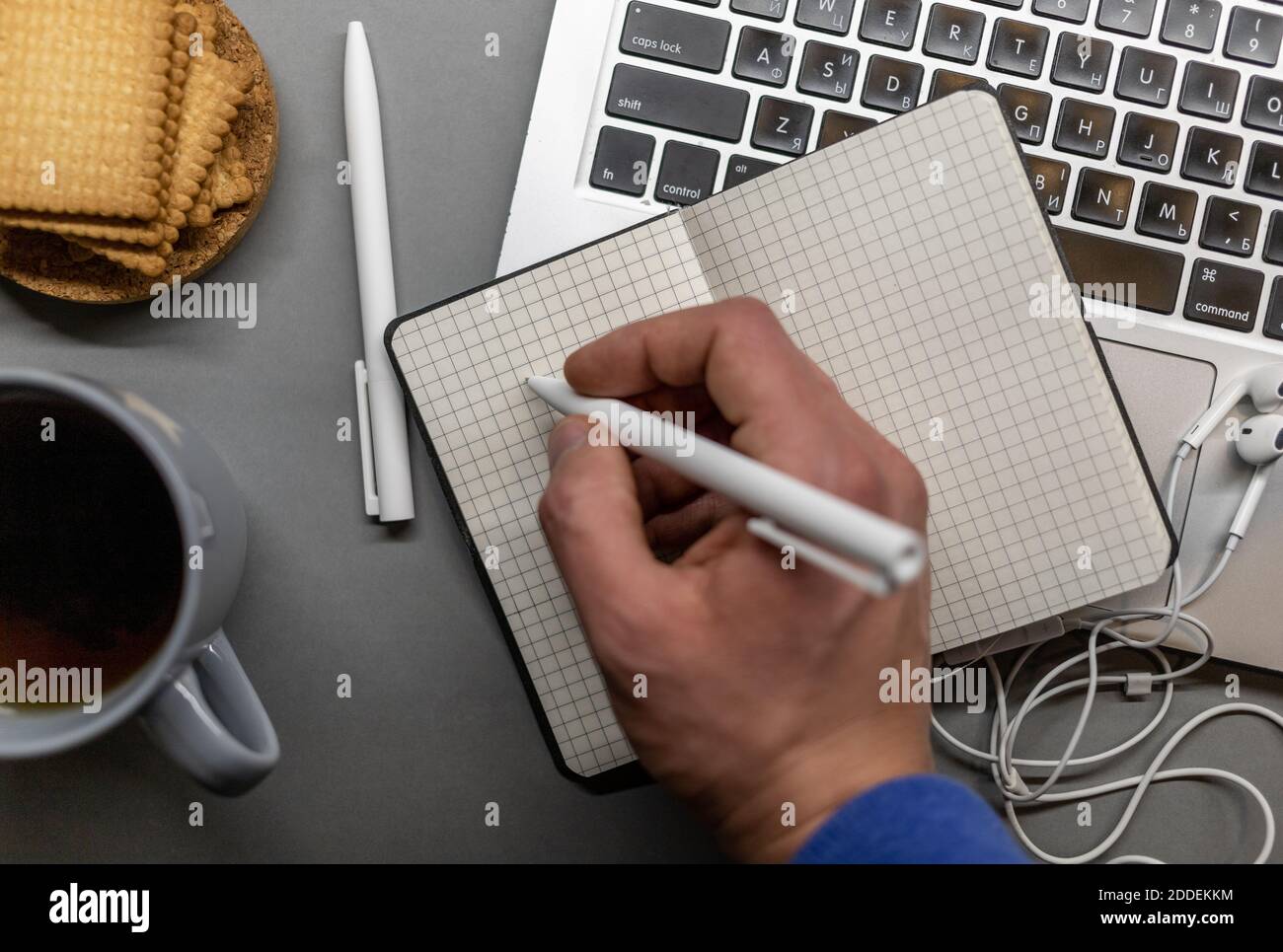 Laptop Notebook Tasse Stift Kopfhörer Arbeitsplatz flach Lay Stockfoto