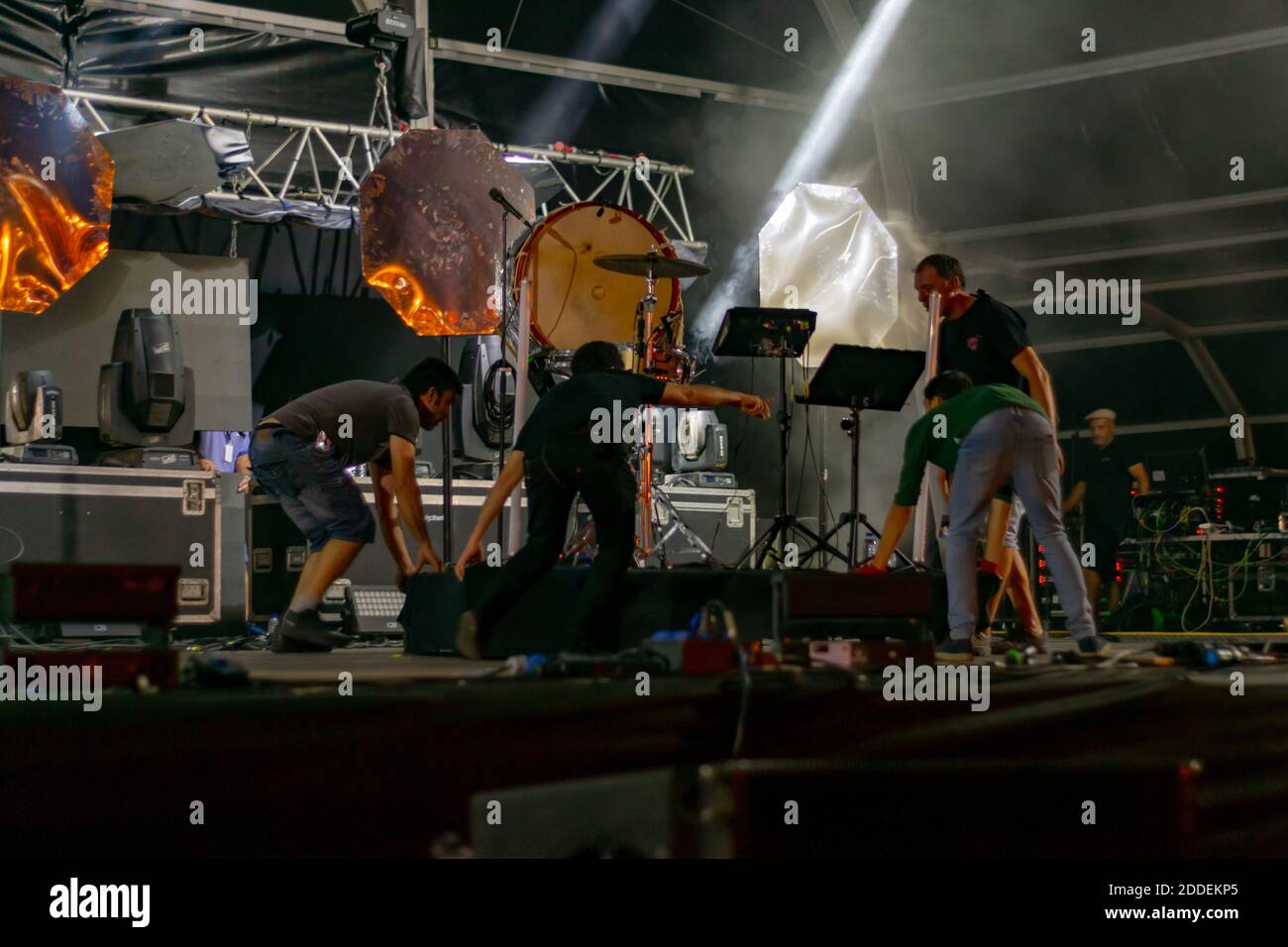 Roadies oder Rigger, die auf der Bühne für die Musikindustrie arbeiten. Musik Bühnenarbeiter, Rockbands Performance. Vorbereitung der Sommerfeste. Montage einer Musikbühne. Stockfoto