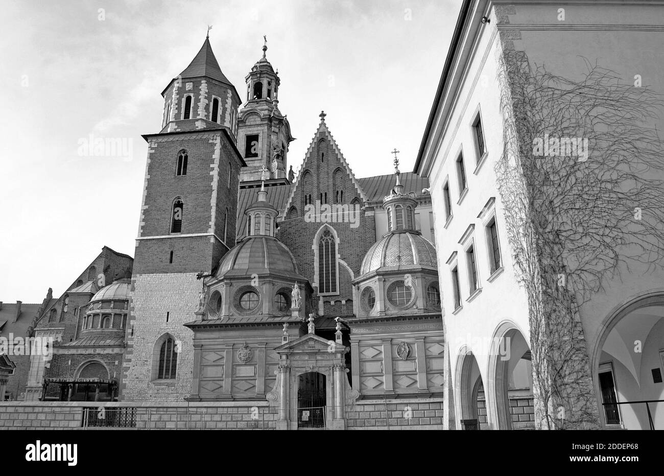 Das Königliche Schloss Wawel in der Altstadt von Krakau, Polen, ist ein Symbol der polnischen Staatlichkeit und ihres kulturellen Erbes. Das im 13. Und 14. Jahrhundert erbaute Schlossgelände umfasst die polnische Schatzkammer, die Königliche Kapelle, die Wawel-Kathedrale, die Sigismund-Kapelle und die königliche Residenz. Die Schlossarchitektur ist eine Mischung aus Romanik, Gotik, Renaissance und Frühbarock und trägt zur UNESCO-Welterbestätte im Jahr 1978 bei. Stockfoto