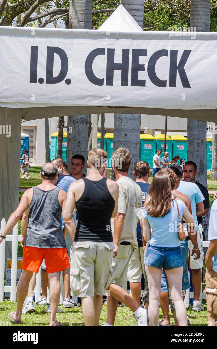 Miami Florida, Bayfront Park Red Bull Flugtag, Identifizierung der Warteschlangen-ID-Überprüfung der Festivallinie, Stockfoto