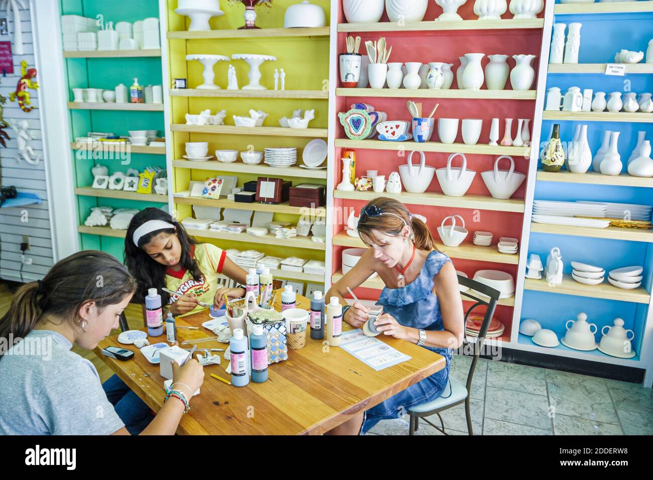Florida Ft. Fort Lauderdale Las Olas Boulevard,Joe Picasso Interactive Studio Mädchen Frau weibliche Malerei malt keramische Kunst, Stockfoto
