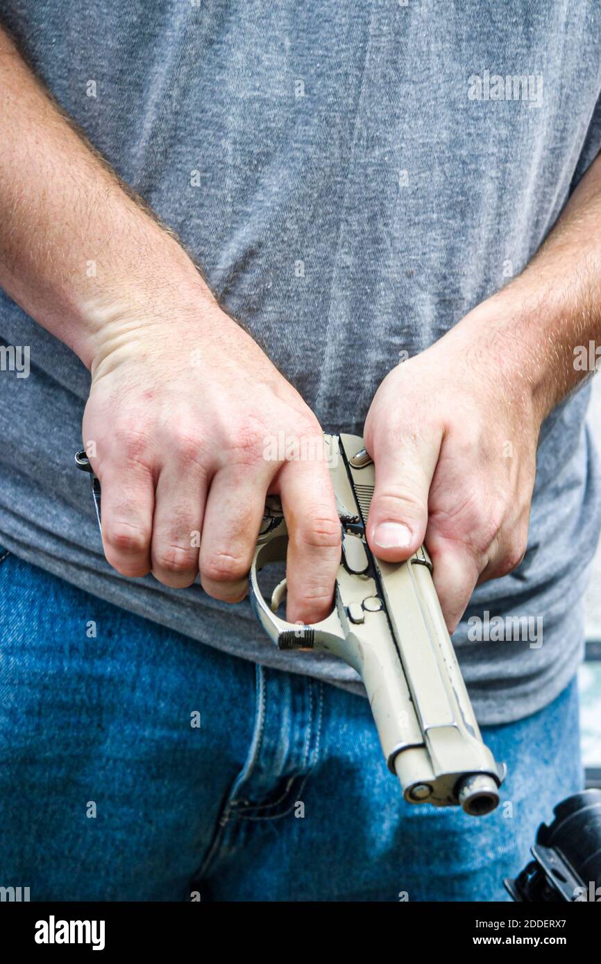 Florida Ft. Fort Lauderdale Beach Air & Sea Show, Nationalgarde Militärwaffen Waffen beschlagnahmt Afghanistan, Mann Griffe Handhabung hält Waffe halten, Stockfoto