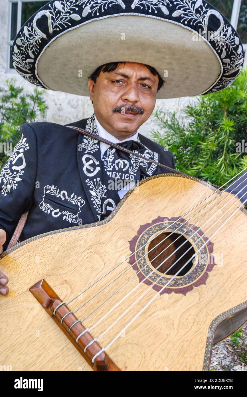 Miami Beach Florida, Collins Park Mexico Cinco de Mayo Feier, Mariachi Musiker Gitarre Hispanic Mann Outfit Sombrero, Stockfoto