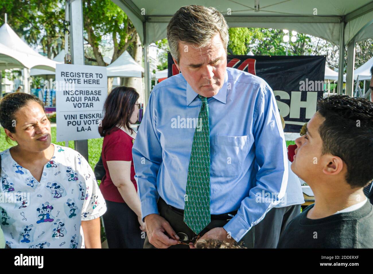 Miami Beach, Florida, Collins Park, Mexiko, Cinco de Mayo-Feier, Gouverneur Jeb Bush trifft hispanischen Mann, Frau hört zu, Stockfoto