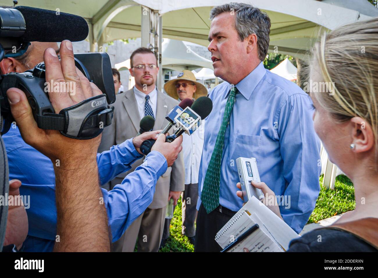 Miami Beach Florida, Collins Park Mexico Cinco de Mayo Celebration, Gouverneur Jeb Bush trifft Reporter, Kameras, Presseberichte, beantwortet Fragen a Stockfoto
