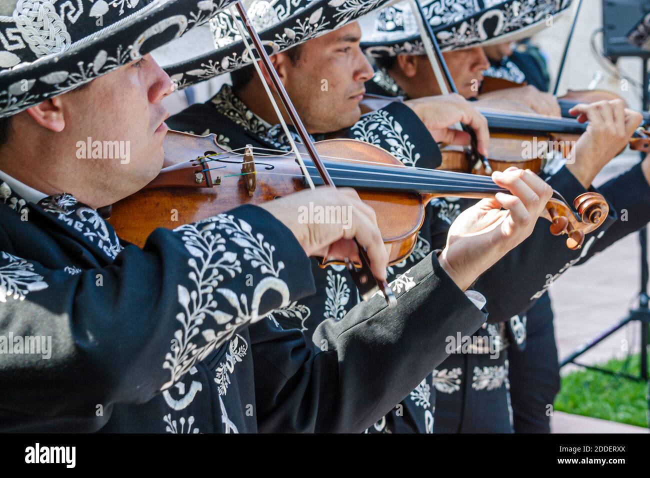 Miami Beach Florida, Collins Park Mexico Cinco de Mayo Feier, Mariachi Musiker spielen Geigen Hispanic Mann Outfit Sombrero, Stockfoto